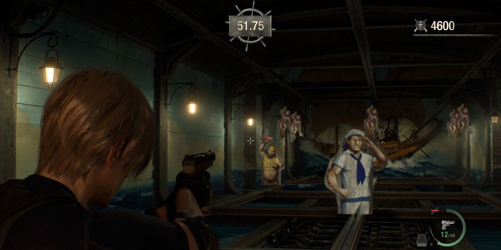 Leon Kennedy wartet darauf, dass ein Matrose vorbeikommt, bevor er im Schießstand des Händlers von Resident Evil 4 Remake auf einen Dynamitpiraten schießt