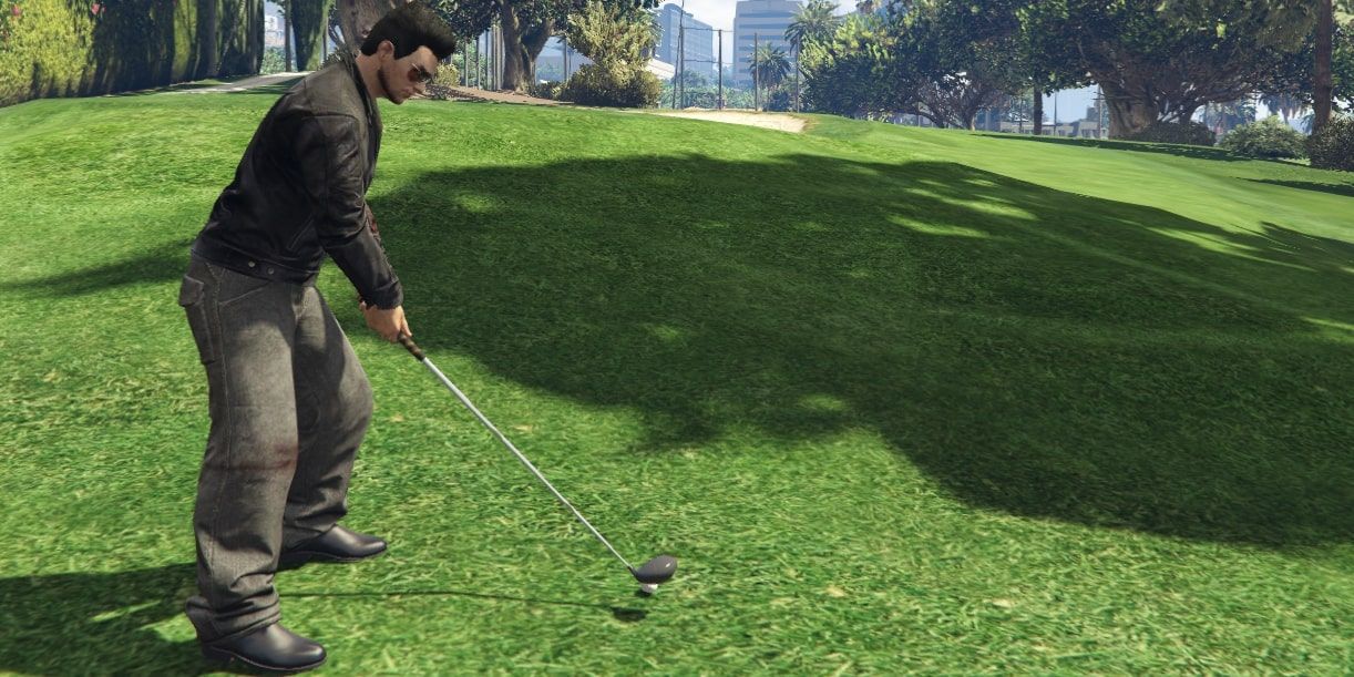 A player playing golf in GTA Online