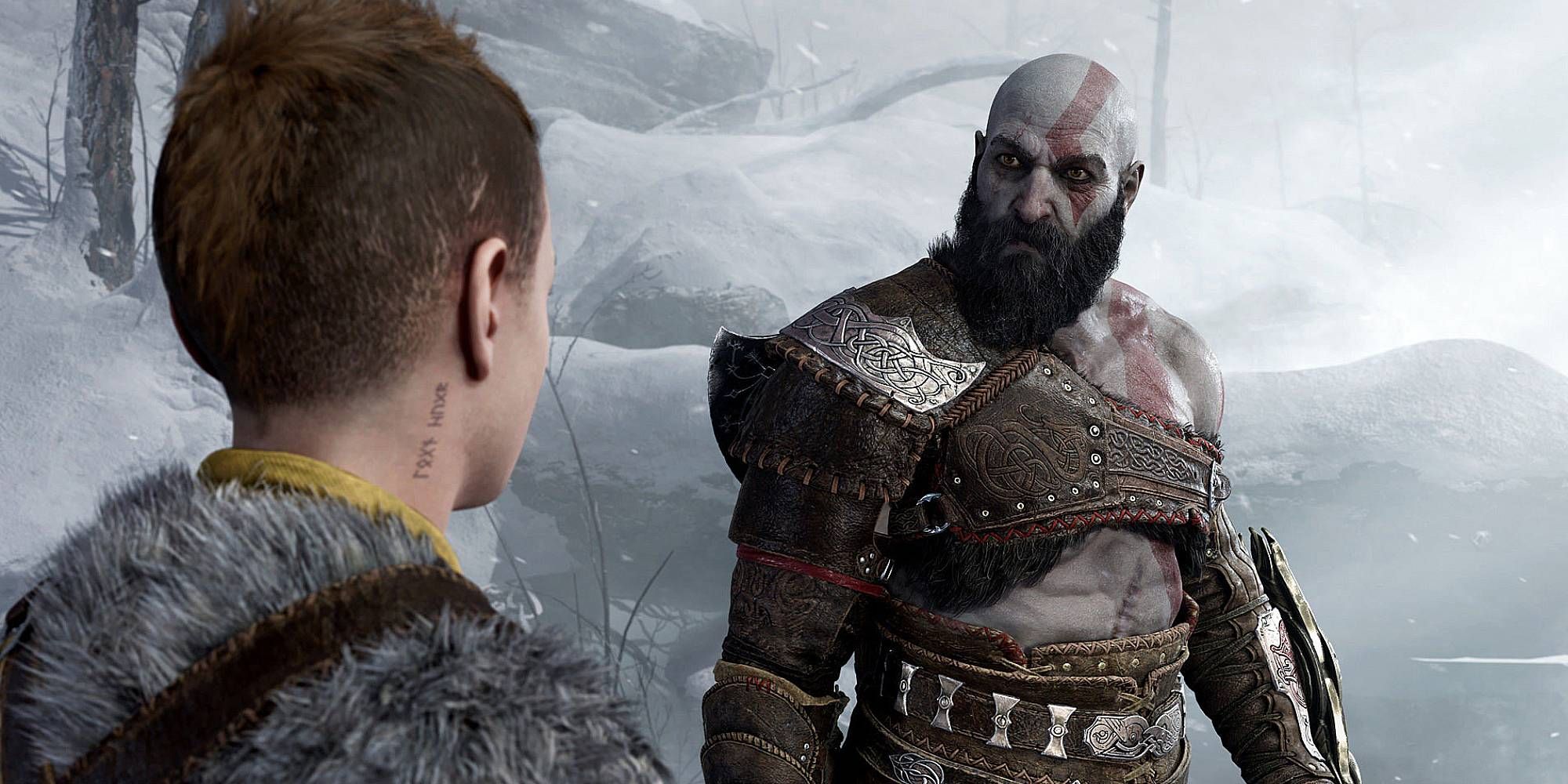 Atreus betrachtet Kratos in einer verschneiten Umgebung in God of War Ragnarok