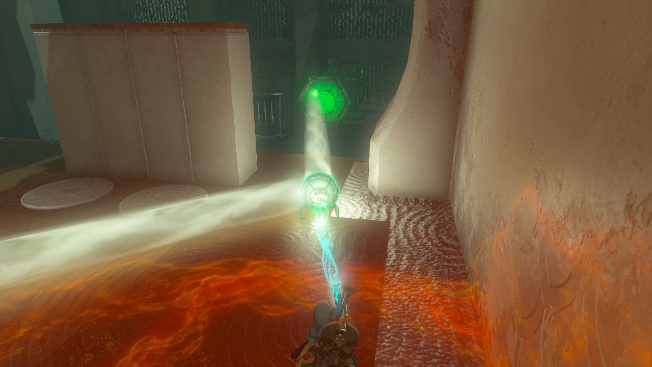 Link angling light with mirrors to activate a door in Zelda Tears of the Kingdom