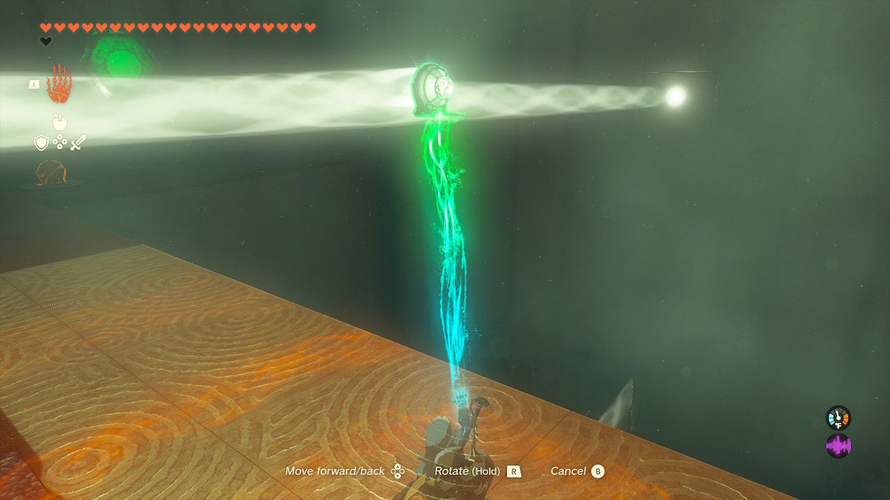 Link using a mirror to reflect light to an unlock a door in Rakashog shrine in Tears of the Kingdom