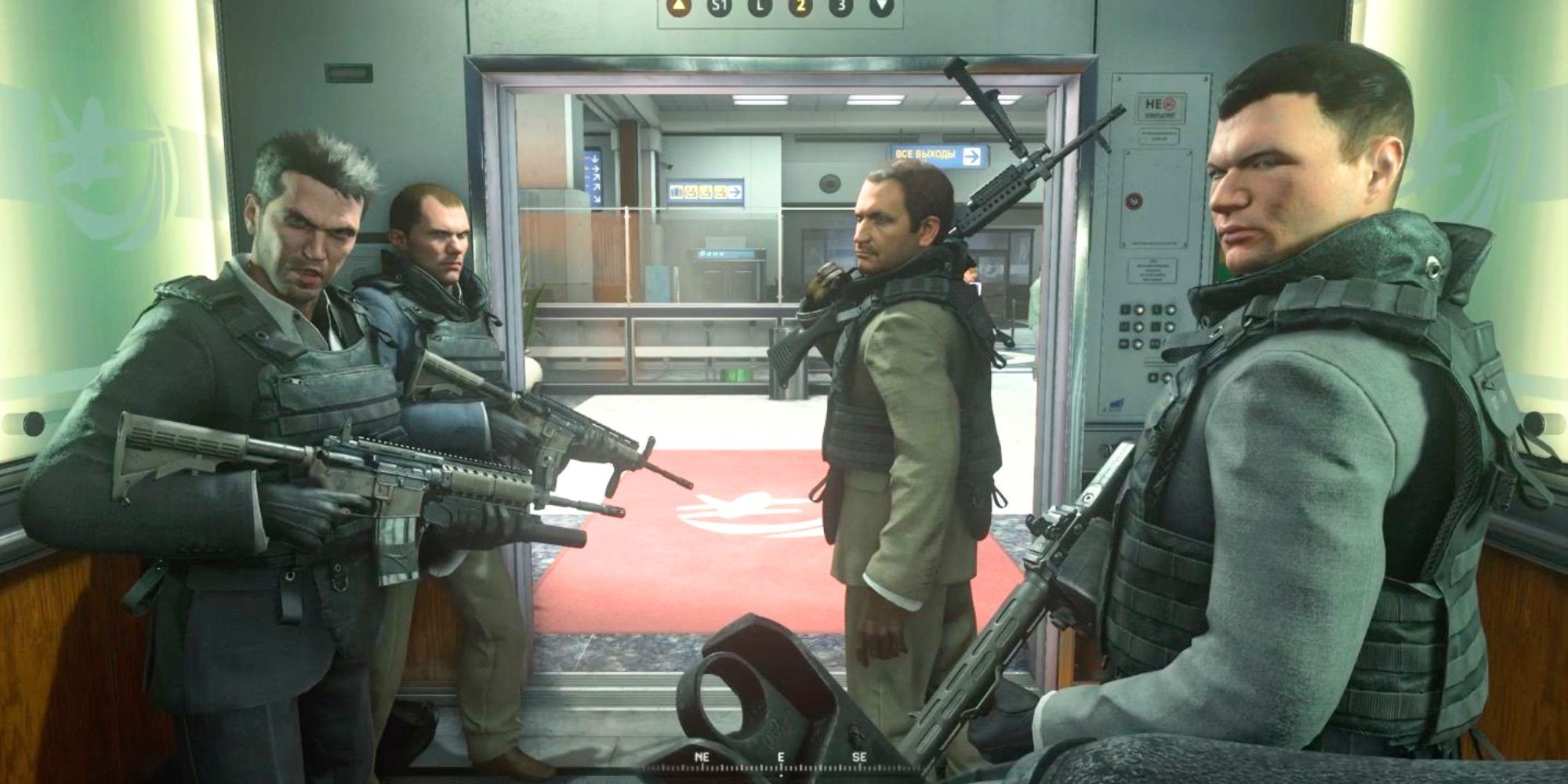 Eine Gruppe Terroristen hält Maschinengewehre in der Hand und schaut sich in einem Aufzug gegenseitig an