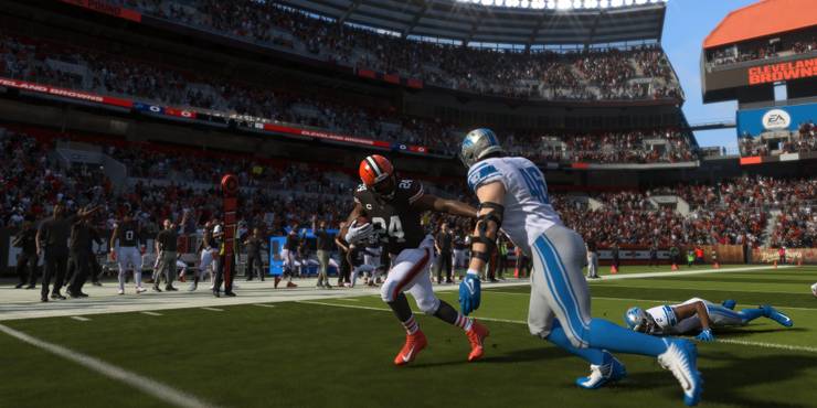 Nick Chubb using stiff arm to avoid tackle