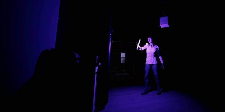 phasmophobia-player-in-the-dark-carrying-a-glow-stick.jpg (740×370)