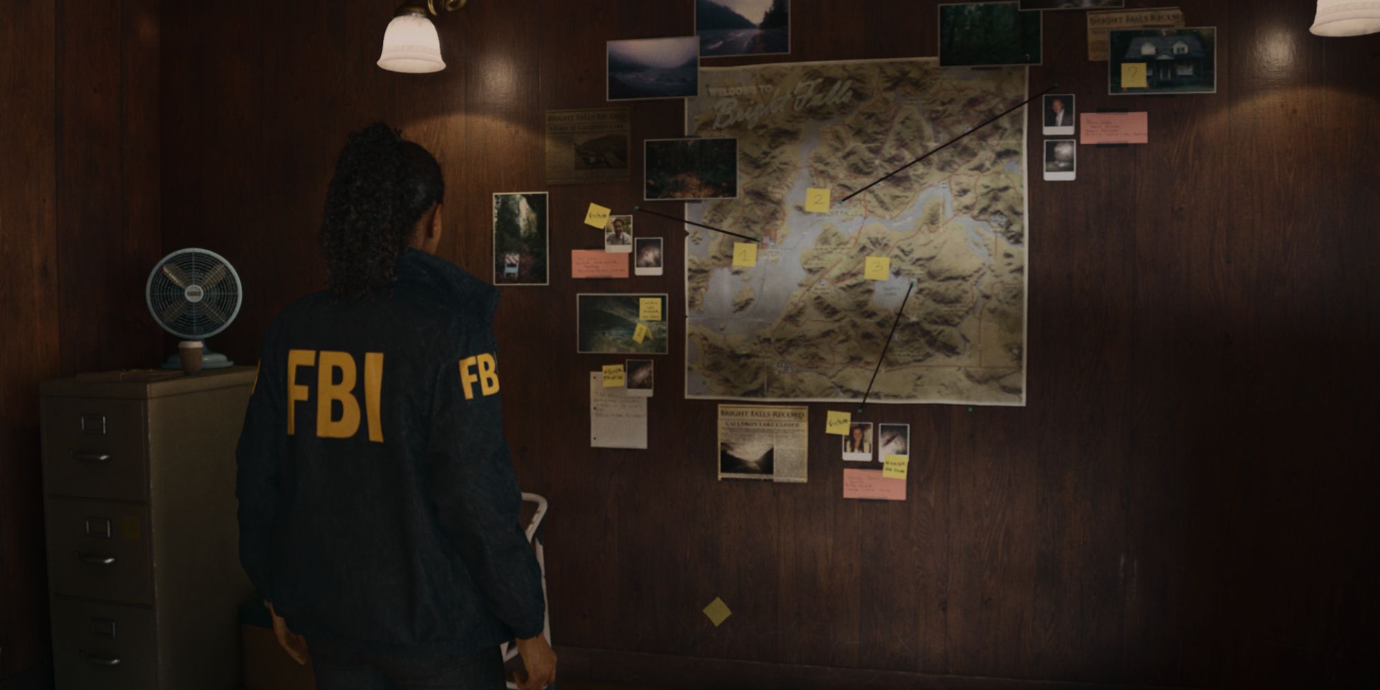 Saga Anderson examines the case board in the FBI Field Office in Alan Wake 2.