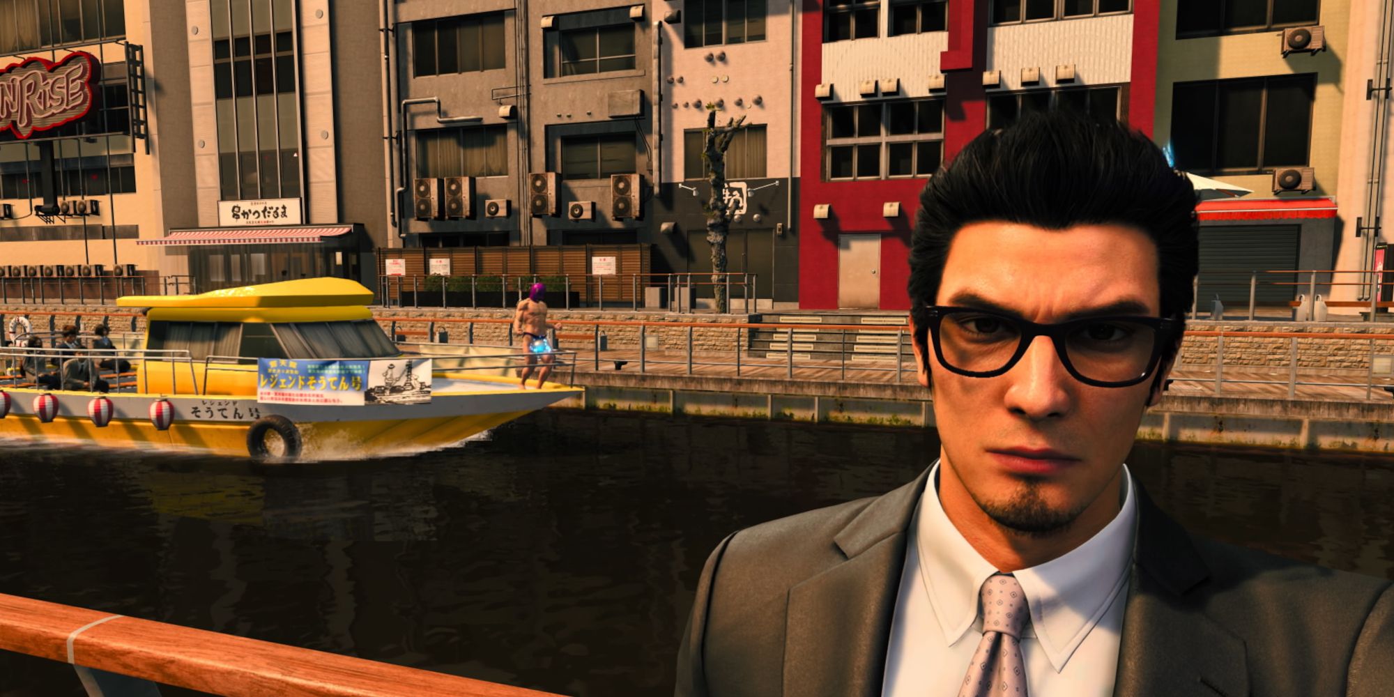 Like A Dragon Gaiden, Photograph The Boat Guy Request, Kiryu taking a selfie in front of the man on the boat