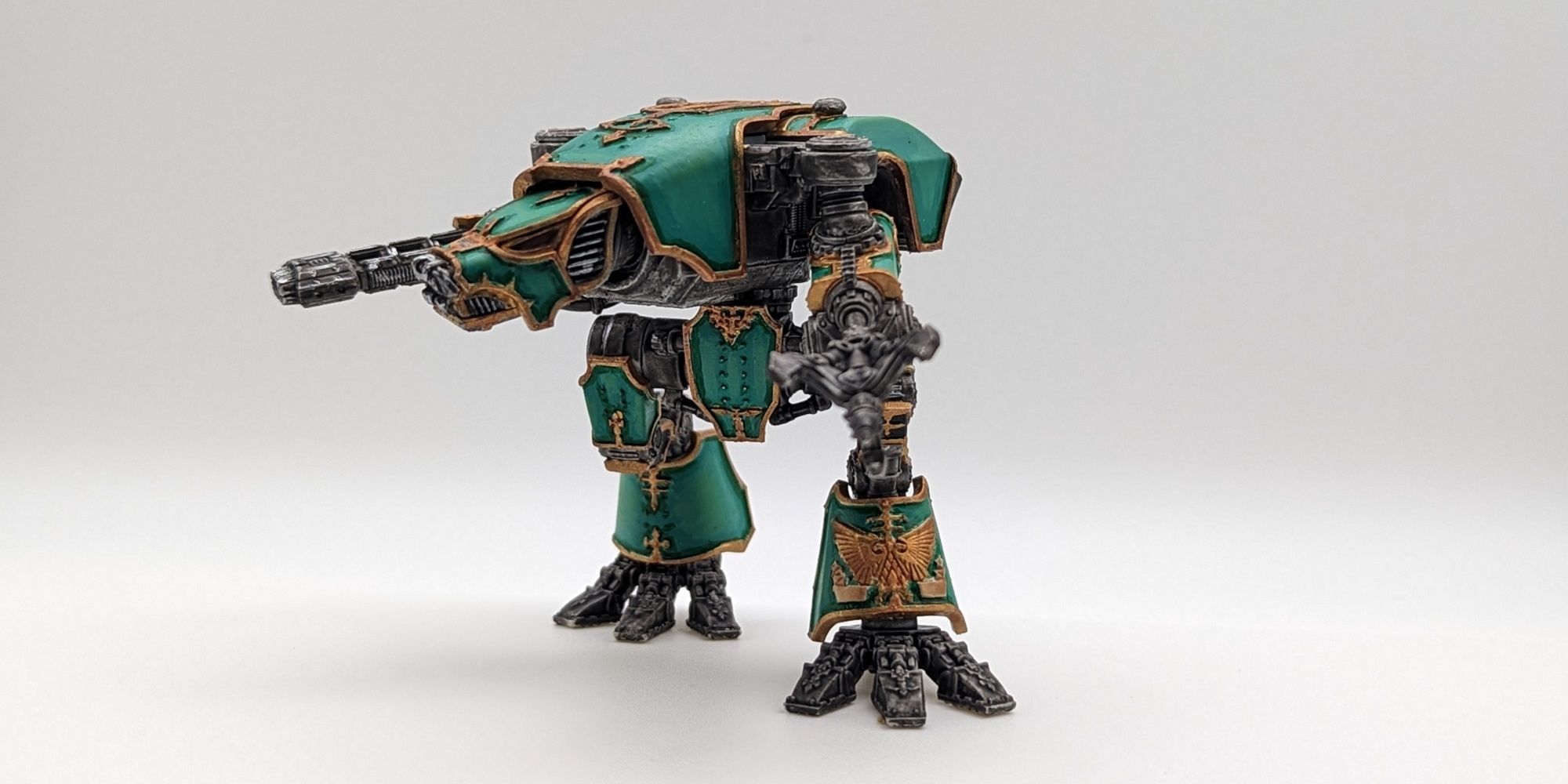 warhammer legions imperialis warhound titan painted in sons of horus colours from the side