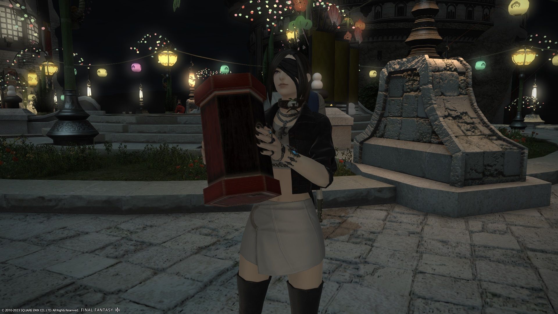 A player drawing an omikuji in Final Fantasy 14.