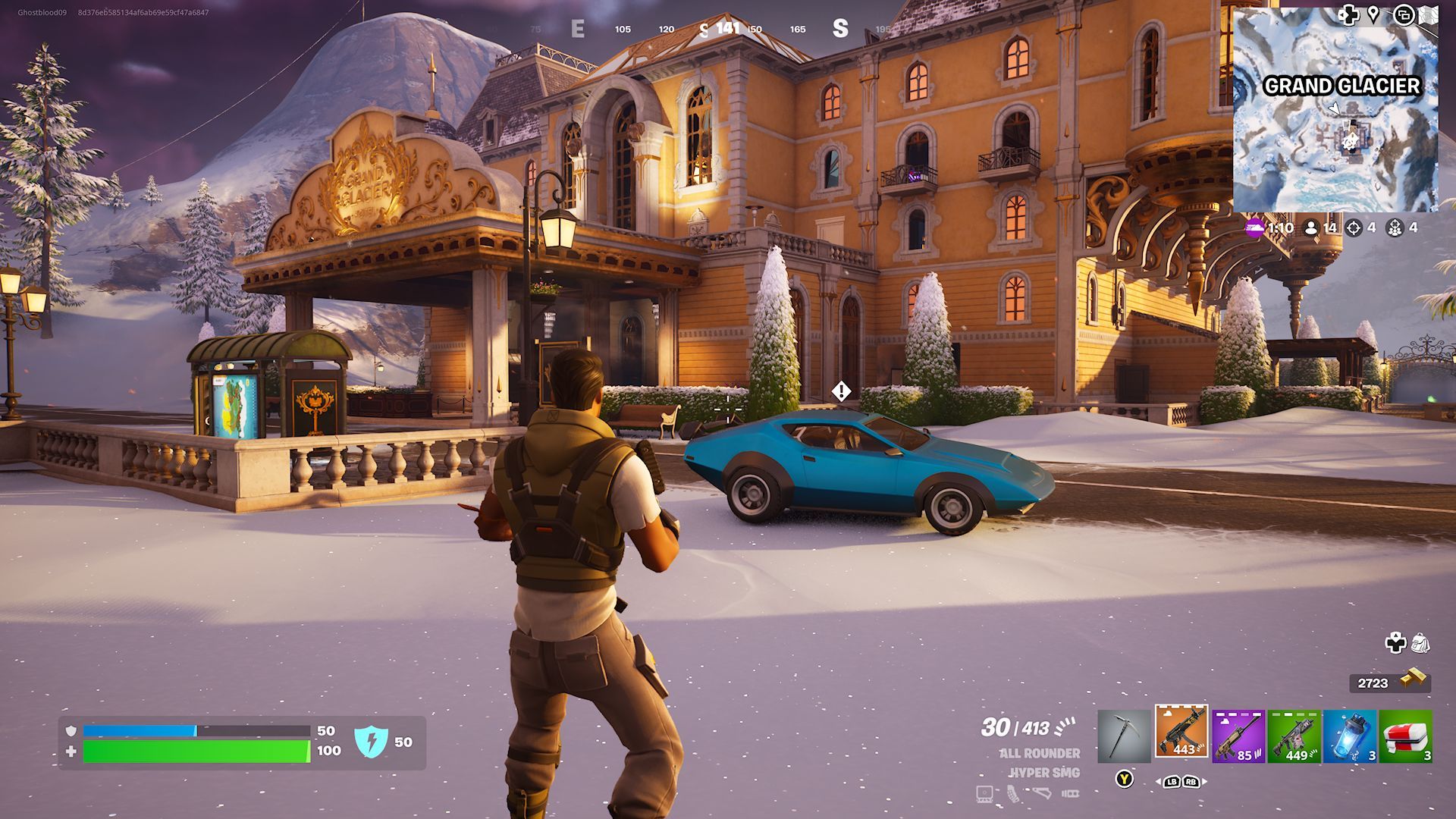 Ein Spieler steht in der Nähe eines Whiplash, der vor dem Grand Glacier Hotel in Fortnite geparkt ist.