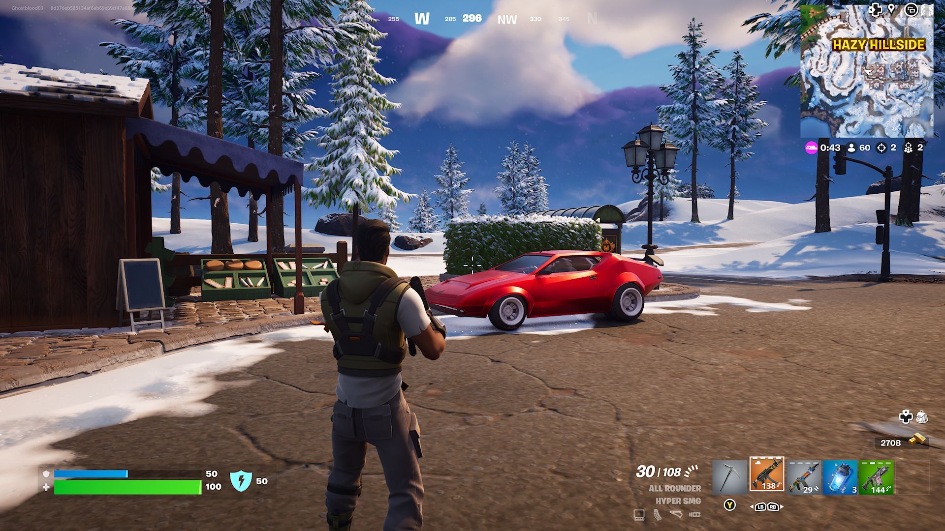 Ein Spieler steht in der Nähe eines Whiplash, der in der Nähe von Hazy Hillside in Fortnite geparkt ist.