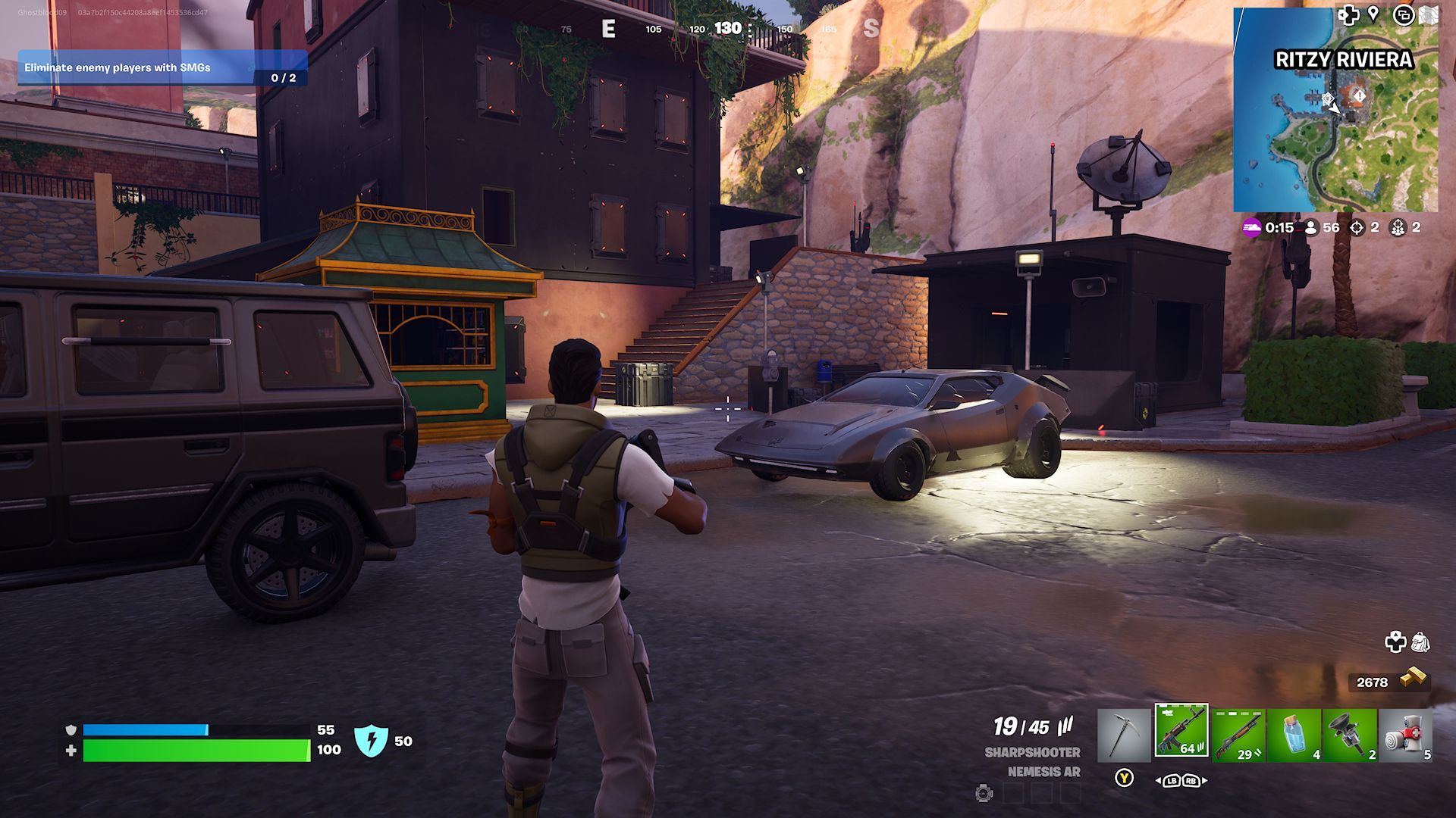 Ein Spieler steht in der Nähe eines Whiplash, der in der Stadt Ritzy Riviera in Fortnite geparkt ist.
