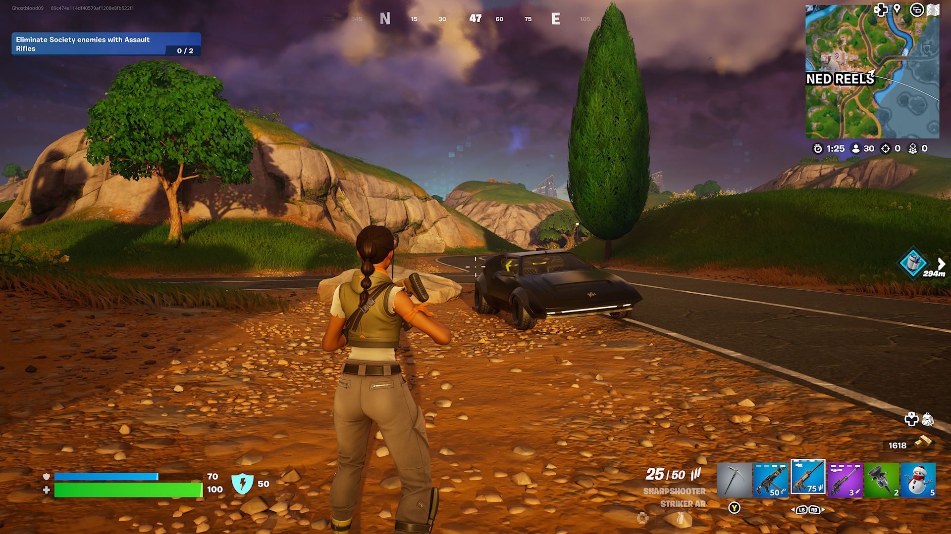 Ein Spieler steht vor einem geparkten Whiplash am Straßenrand in der Nähe von Ruined Reels in Fortnite.