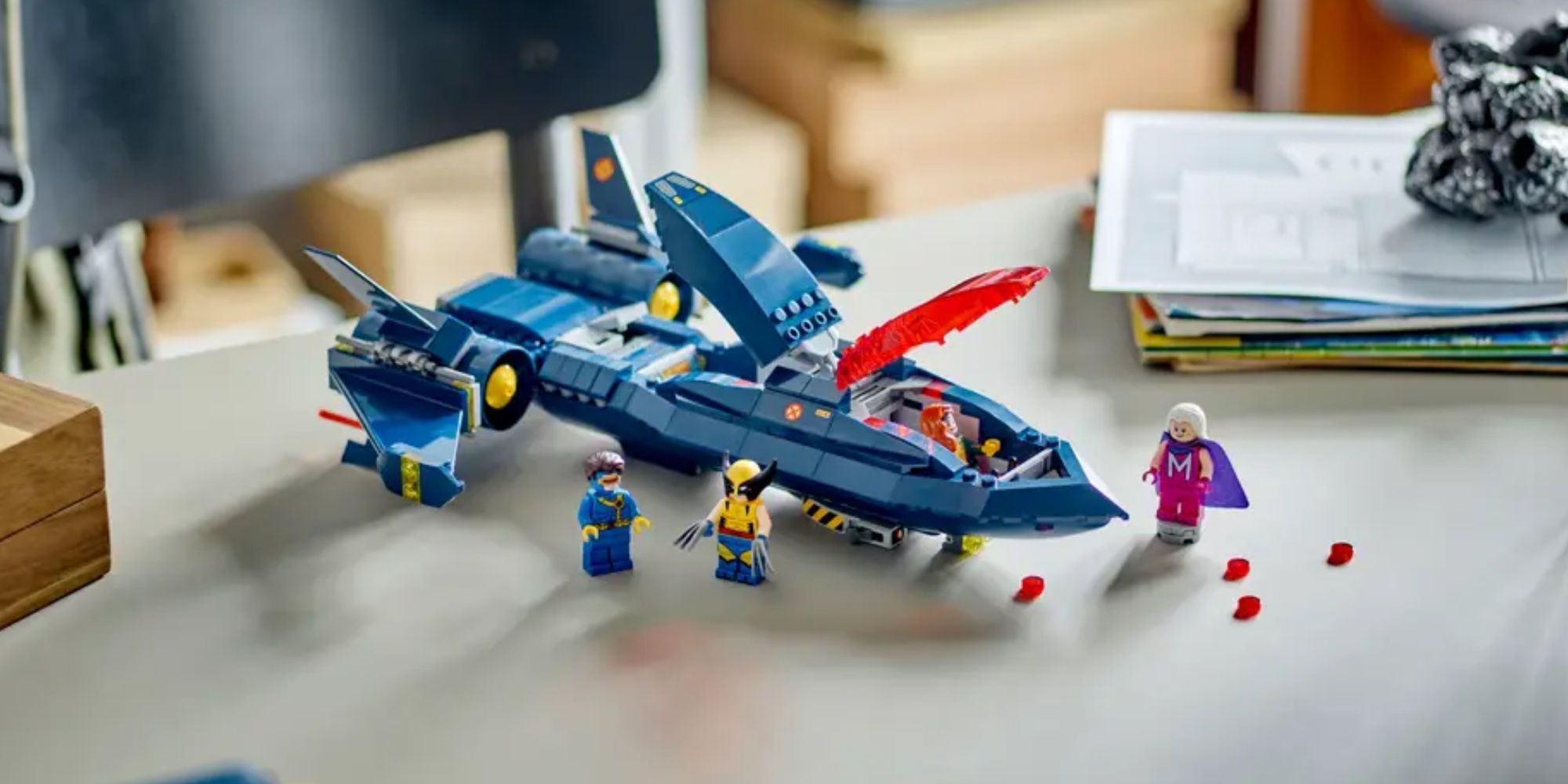 X-Men '97 X-Jet Lego-Set auf einem Schreibtisch mit Minifiguren