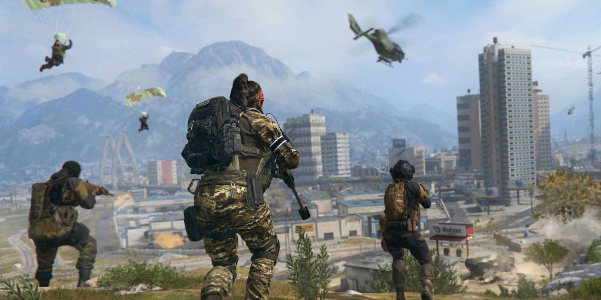 Modern Warfare 3 Warzone-Trio steht auf einem Hügel vor der Stadt