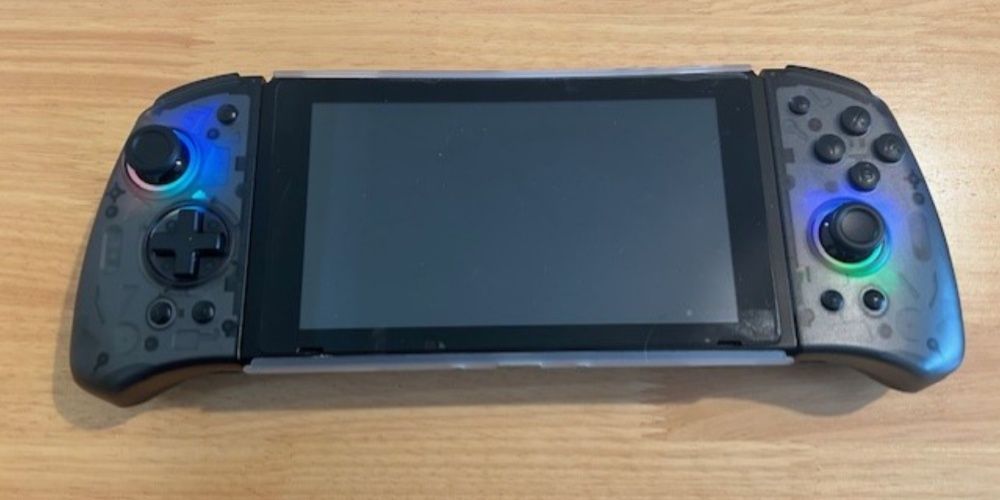 QRD Stellar T5 Wireless Joy-Pad attached to Nintendo Switch