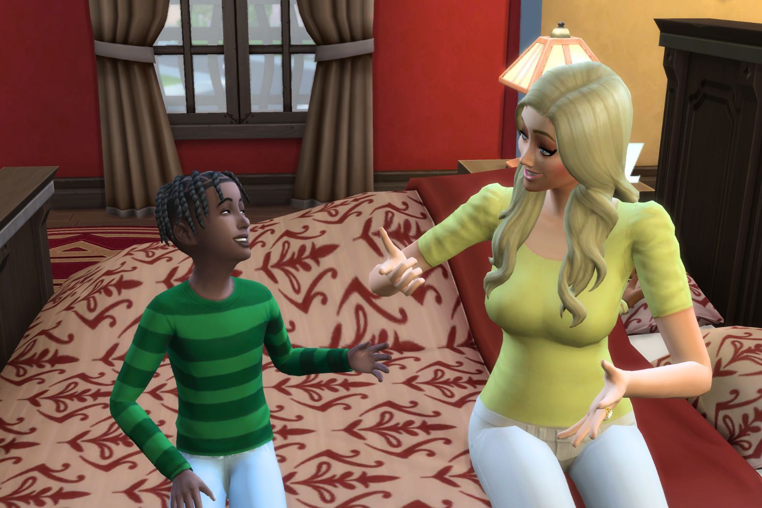 In einem Screenshot von Die Sims 4 spricht ein Kinder-Sim in einem grün gestreiften Pullover höflich mit einer Mutterfigur, die ein gelbes Hemd und weiße Hosen trägt.