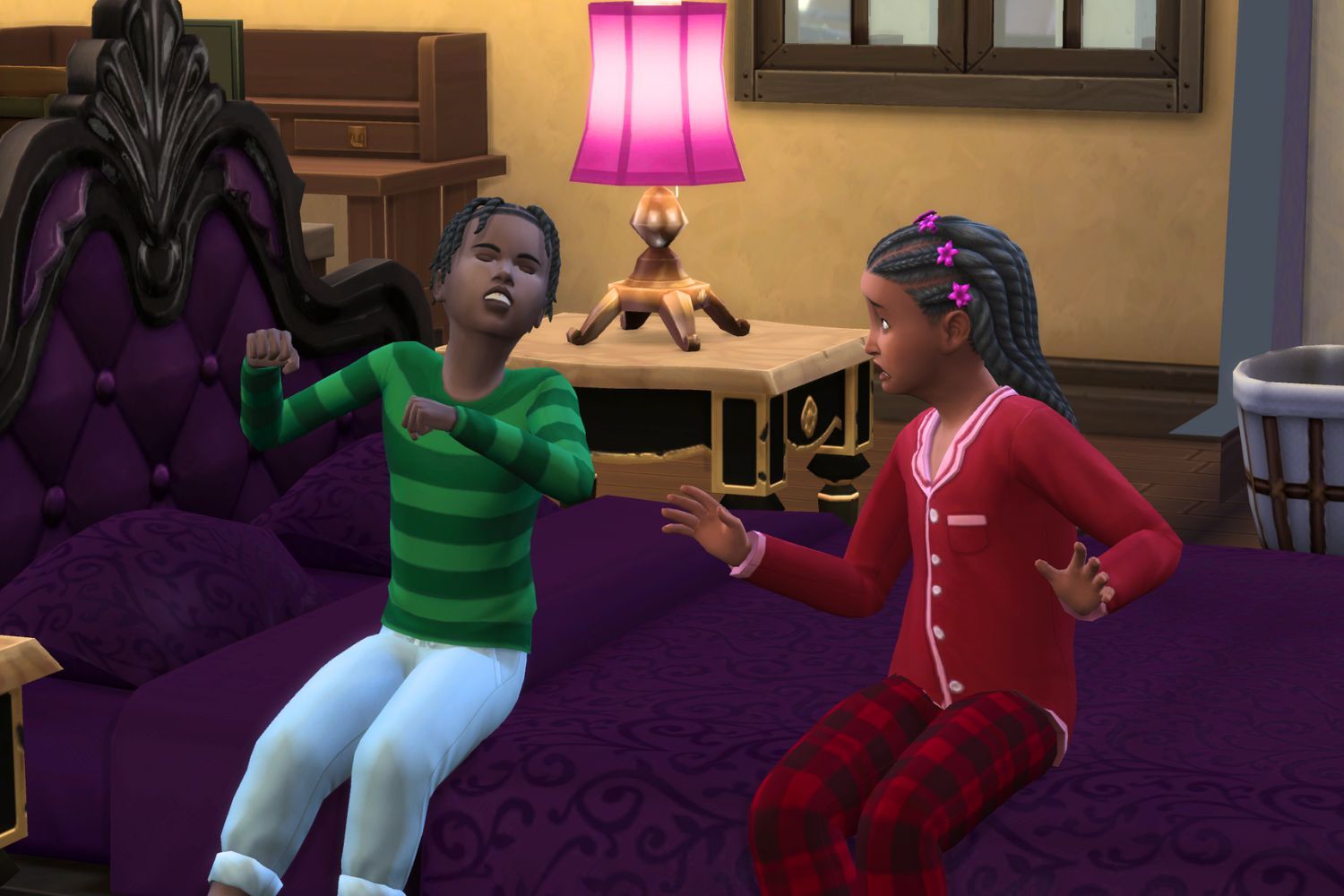 In einem Screenshot von Die Sims 4 streiten sich zwei Sim-Kinder, während sie auf einem lila Bett sitzen. 