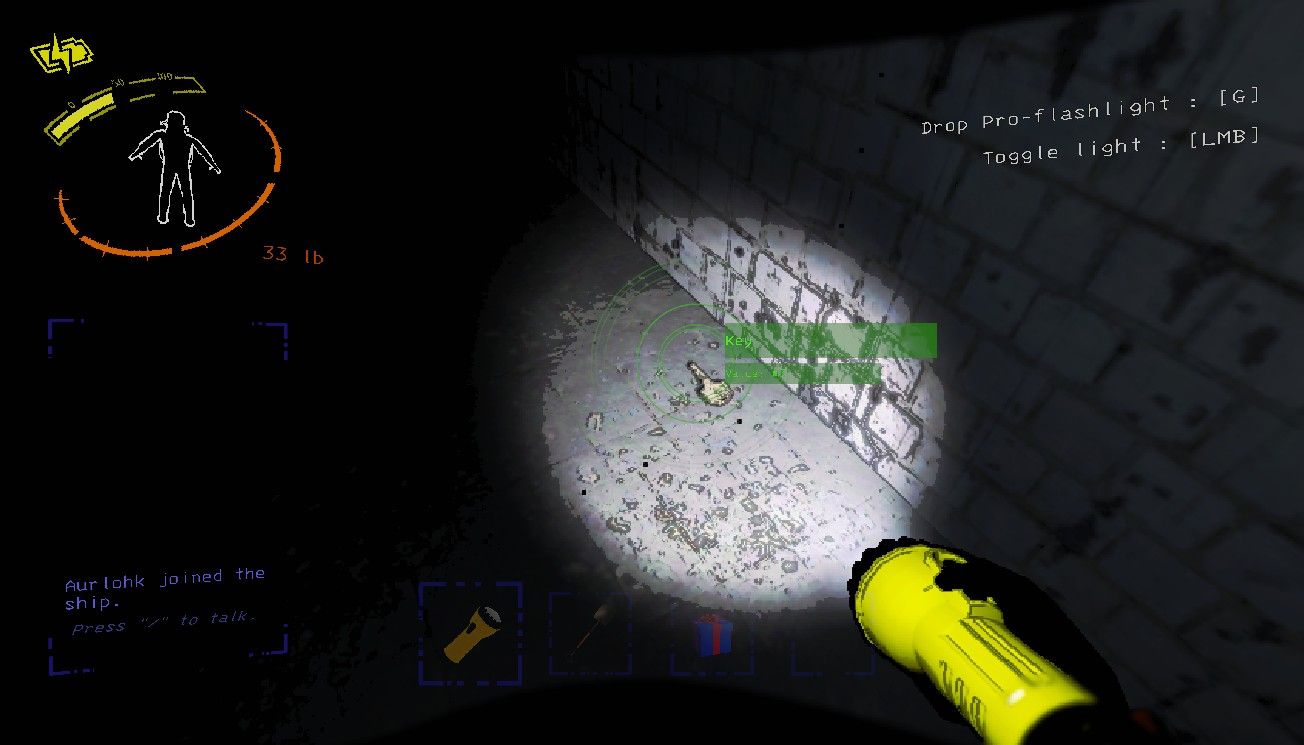 Spielercharakter, der mit einer Profi-Taschenlampe einen kleinen Metallschlüssel beleuchtet, der in einem komplexen Flur in Lethal Company auf dem Boden liegt.