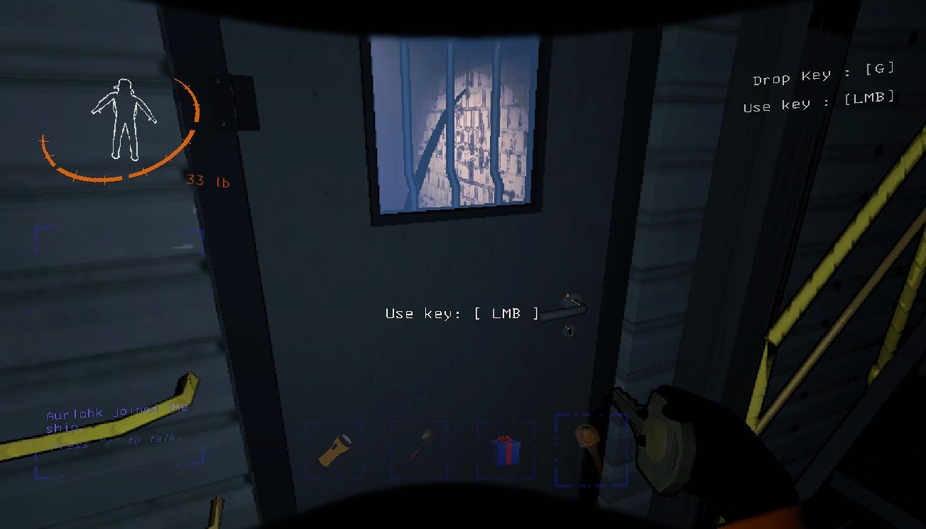 In Lethal Company steht der Spielercharakter neben einer verschlossenen Tür in einem Komplex und hält einen Metallschlüssel in der Hand.