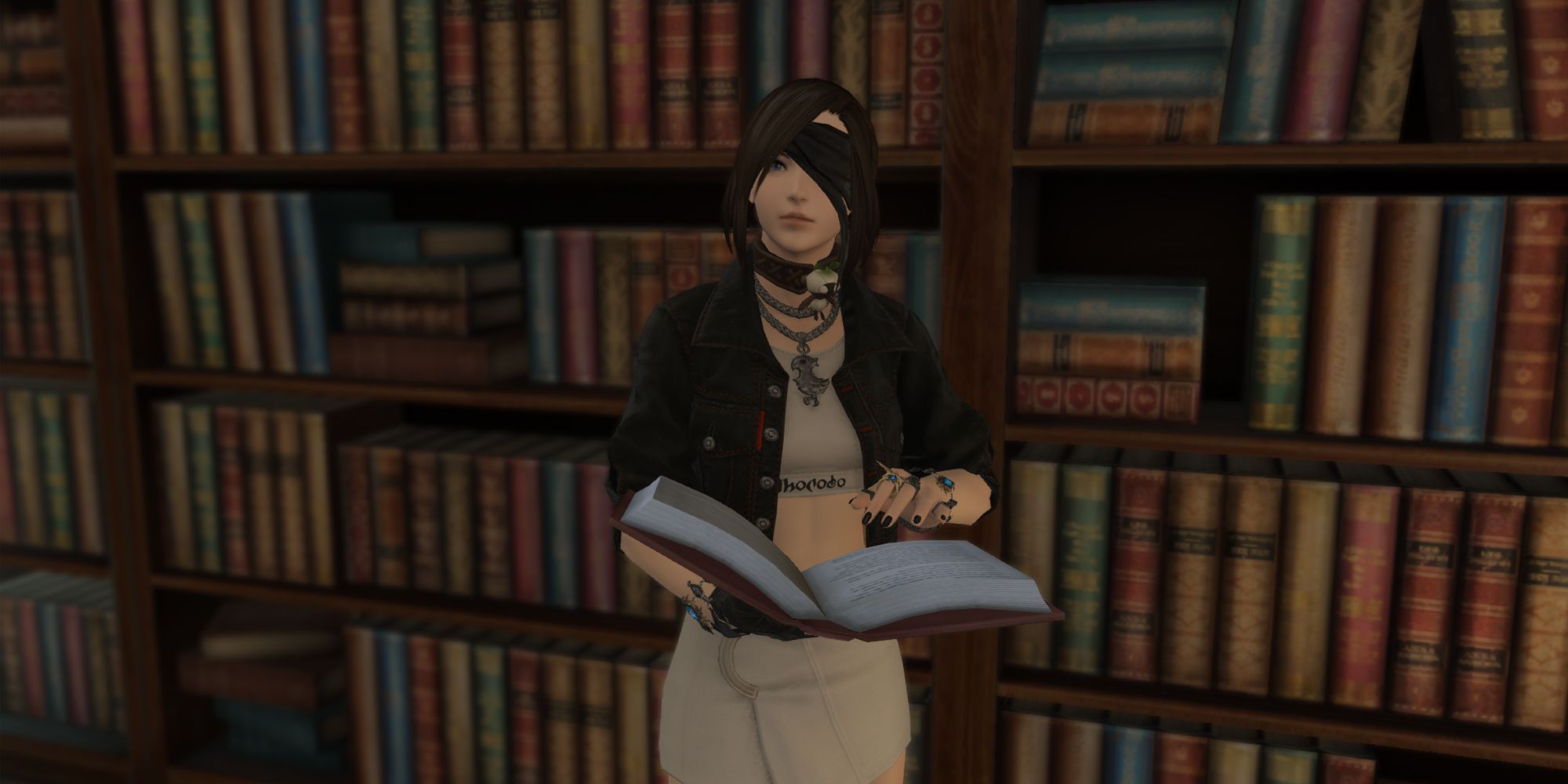 Ein Final Fantasy 14-Spieler liest ein Buch, während er vor einem Bücherregal steht.