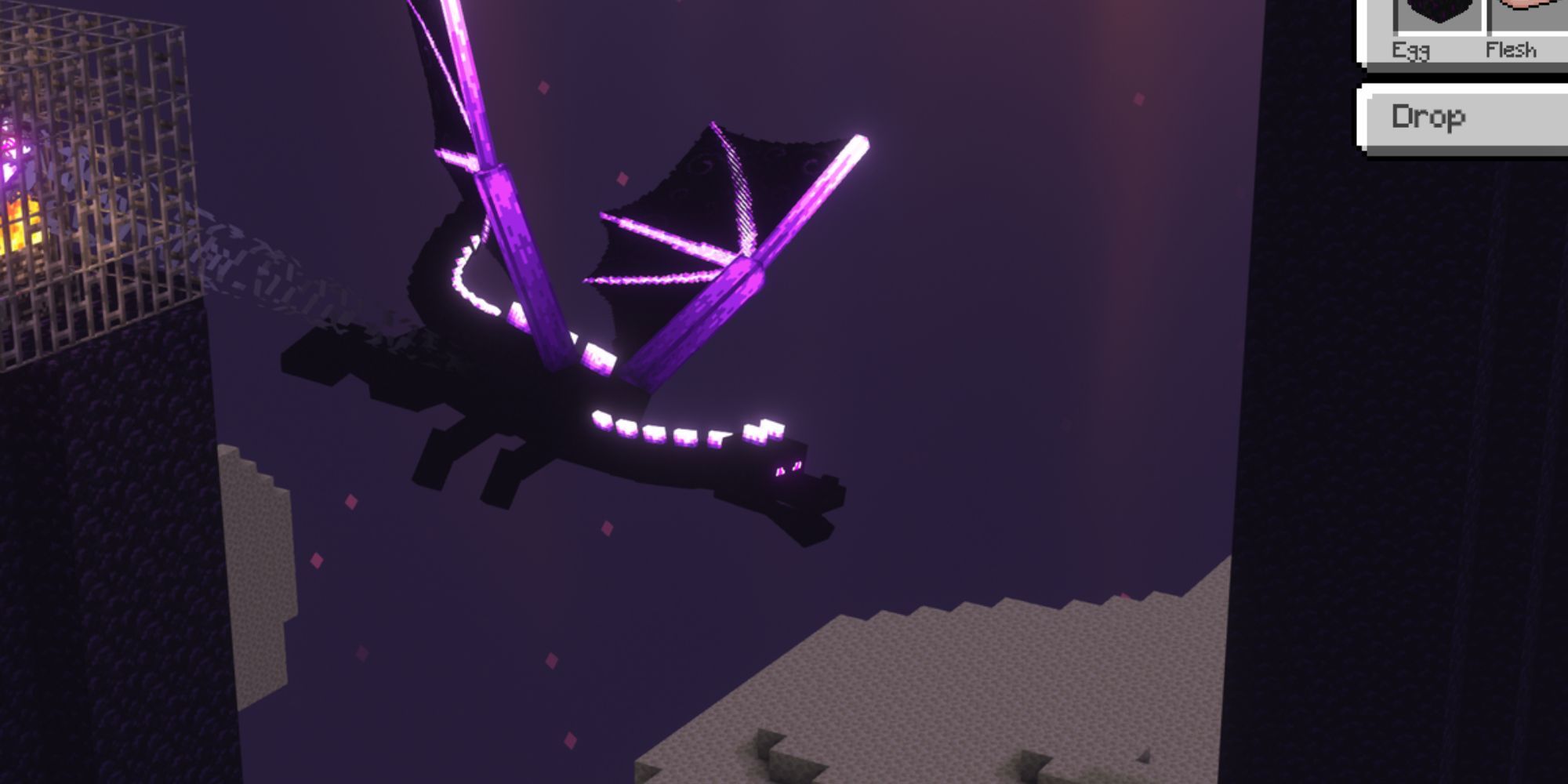 Ein großer, größtenteils schwarzer und leuchtend violetter Ender-Drache, der durch den Himmel schwebt.