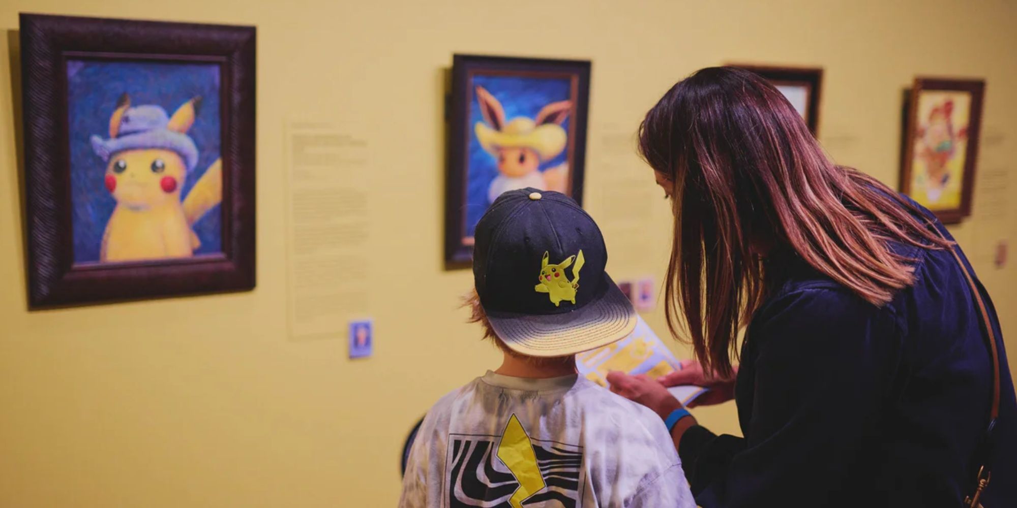 Eltern und Kind schauen sich das Kunstwerk von Pokemon van Gogh an