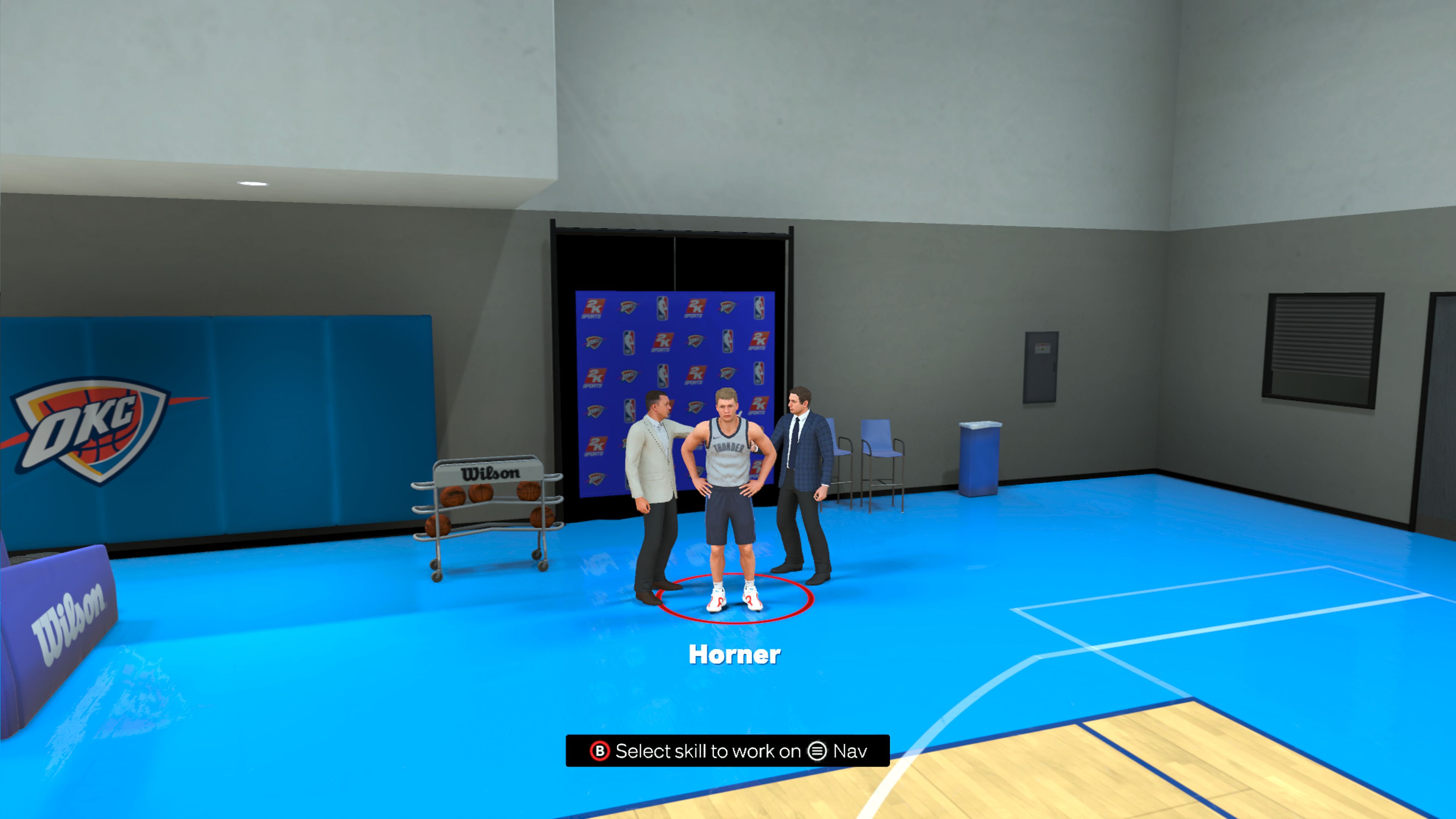 Ein Screenshot eines benutzerdefinierten MyPlayers, der an einem Medieninterview beim Teamtraining in NBA 2K24 teilnimmt.