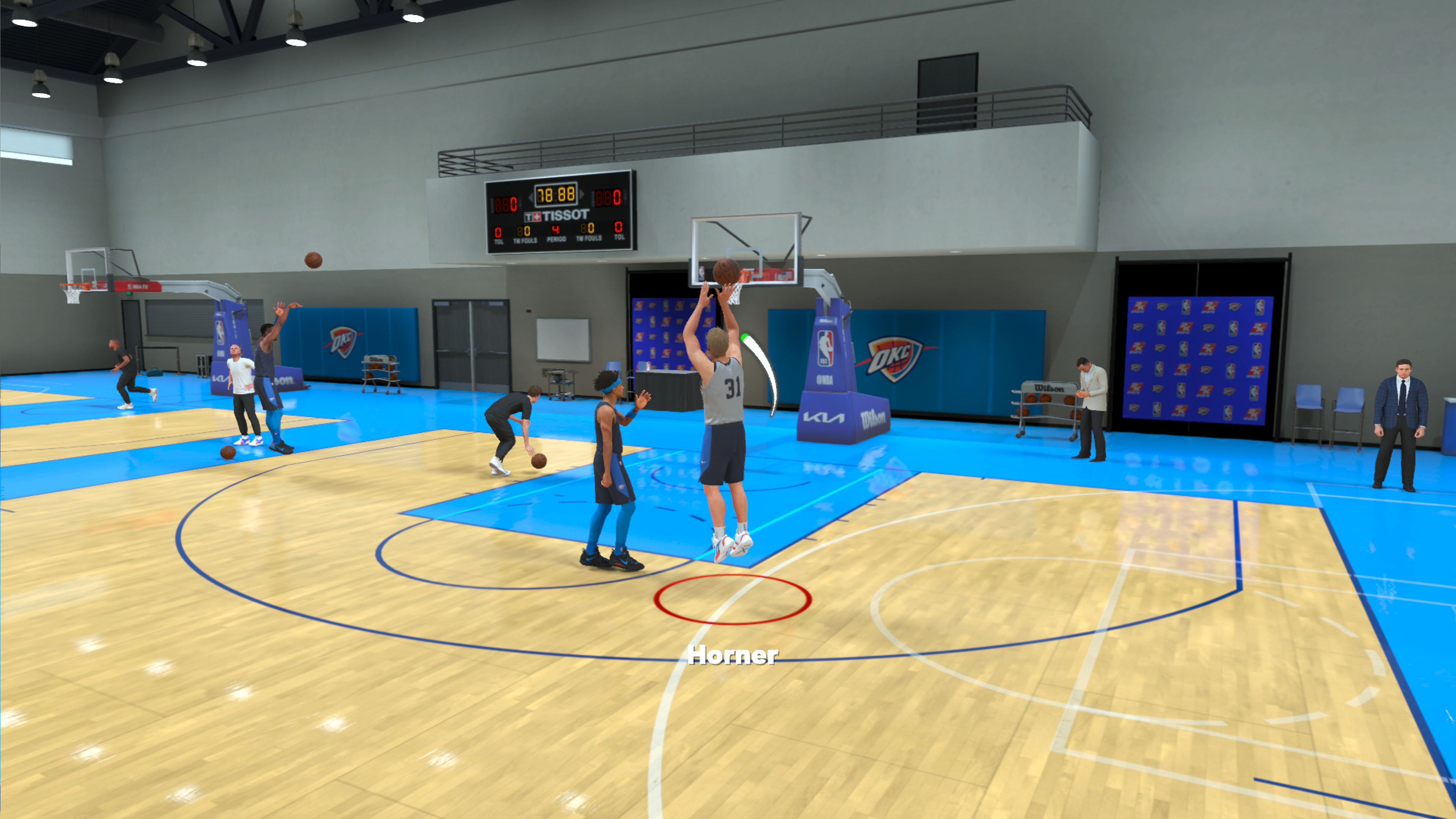 Ein Screenshot eines benutzerdefinierten MyPlayers, der während einer Schießerei im Teamtraining von NBA 2K24 einen Sprung macht.