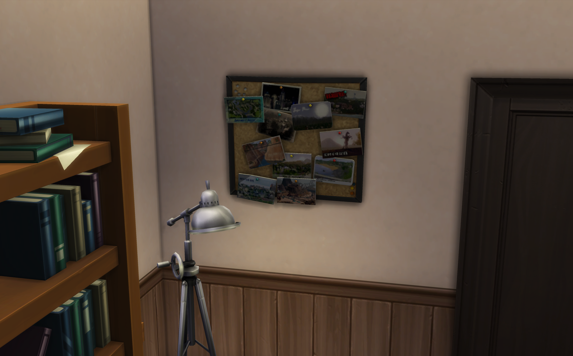 Ein Screenshot von Die Sims 4 zeigt eine Pinnwand, an der viele Postkarten befestigt sind.