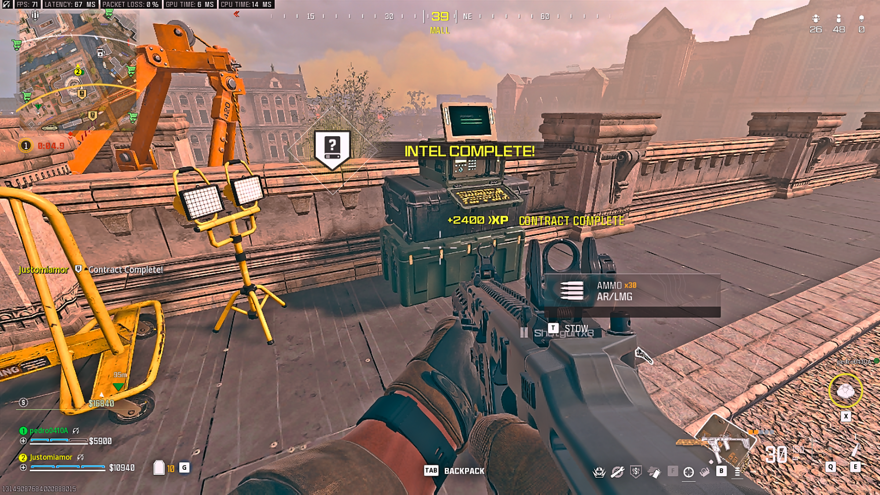 Player on a rooftop looking at a upload site for a contract in Call of Duty Warzone