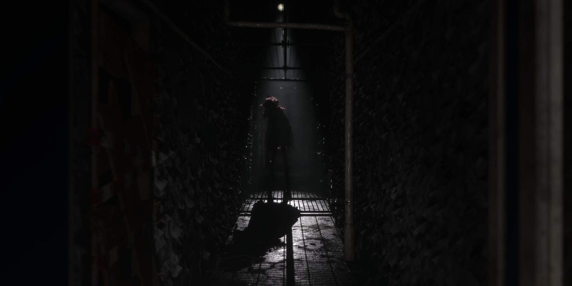 Silent Hill The Short Messagge screenshot of a monster lurking in a dark corridor