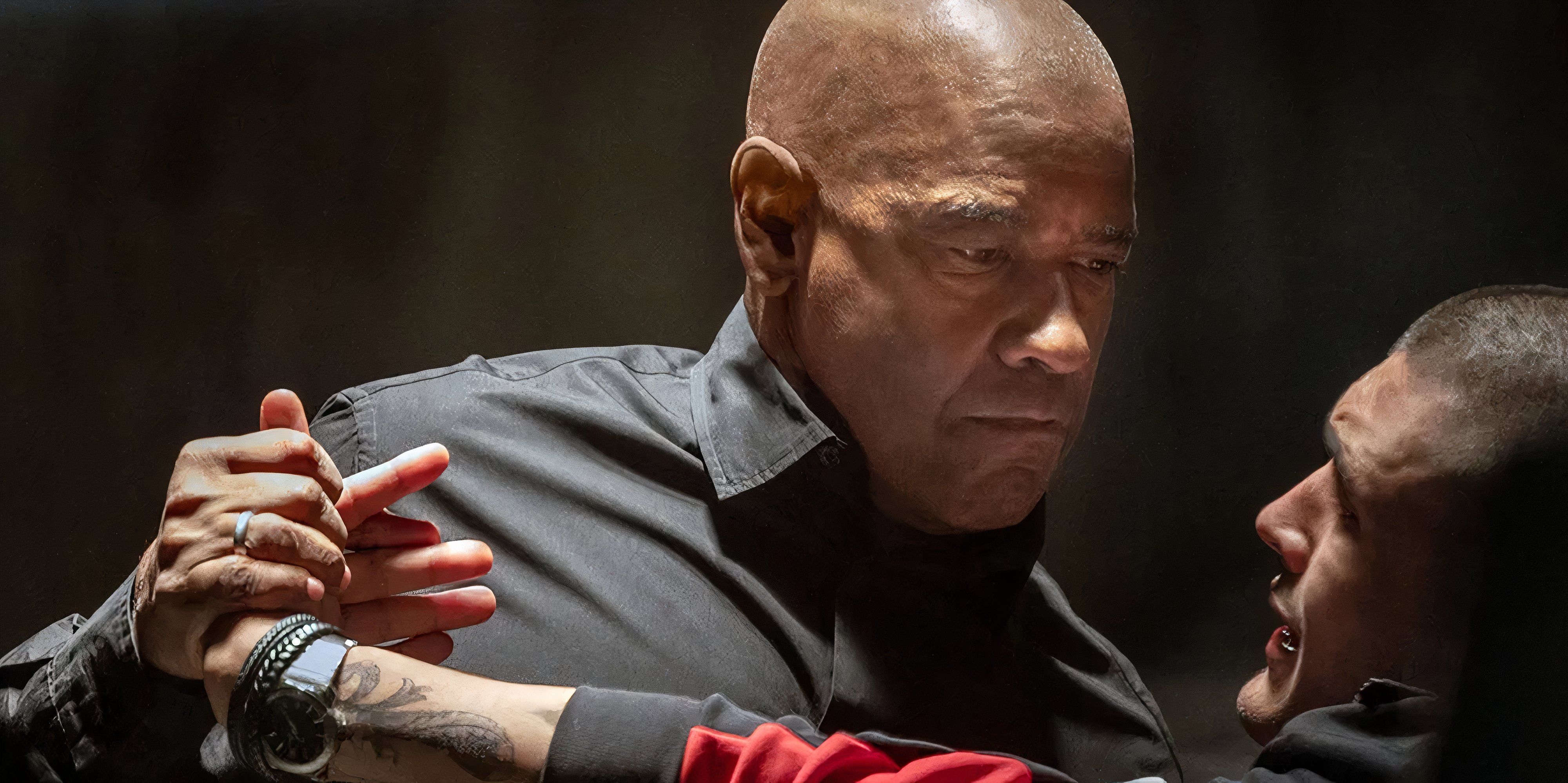 دنزل واشنگتن در حال گرفتن یک مهاجم در The Equalizer 3