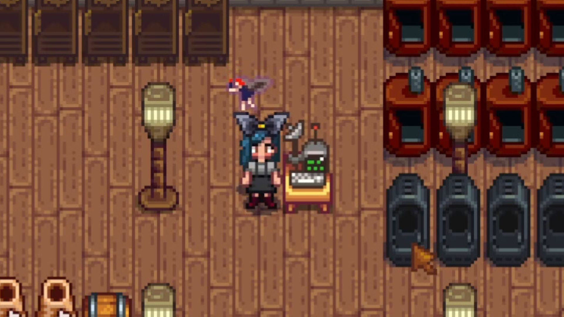یک بازیکن در کنار یک کامپیوتر مزرعه در Stardew Valley.