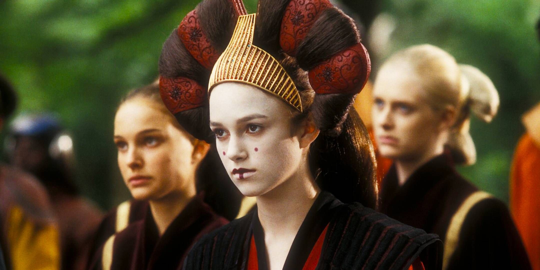 Keira Knightley as Sabe masquerading as Queen Padme Amidala next to Natalie Portman as Padme in Star Wars: Episode 1: The Phantom Menace