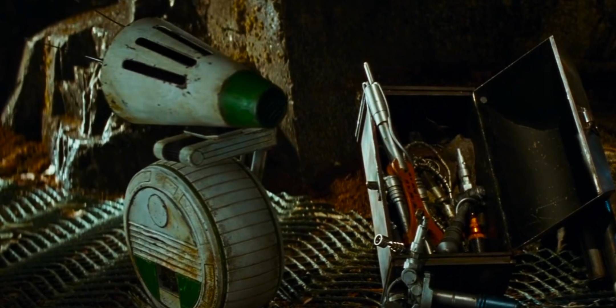 The droid D-O next to a toolbox in Star Wars: Episode 9: The Rise of Skywalker