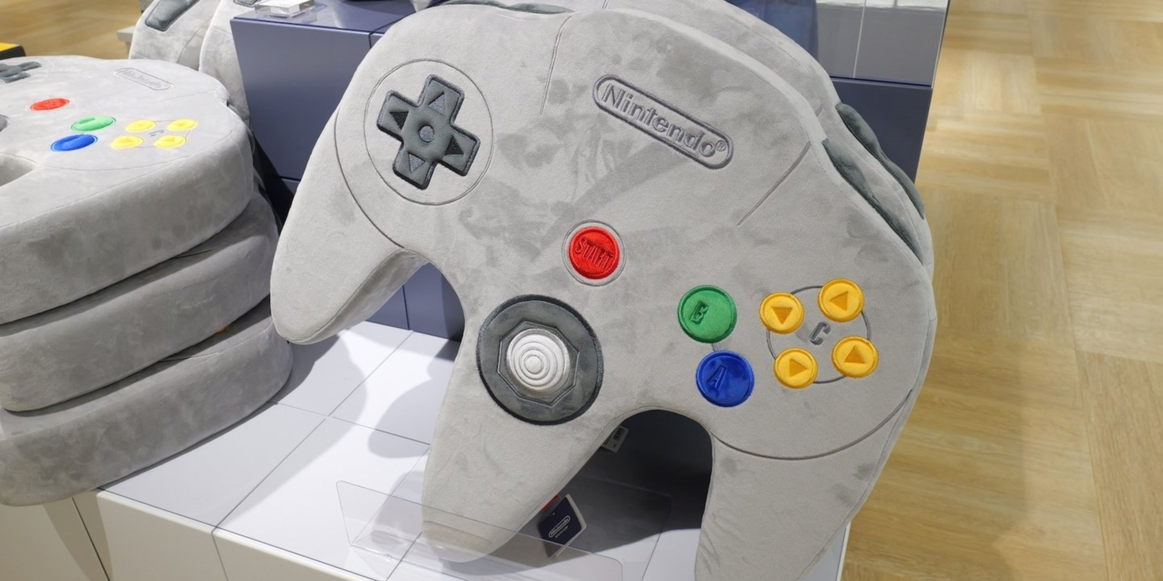 最も優遇 Nintendo's Museum Cushions N64 And Wiimote Giant Has Shop Gift クッション・座布団