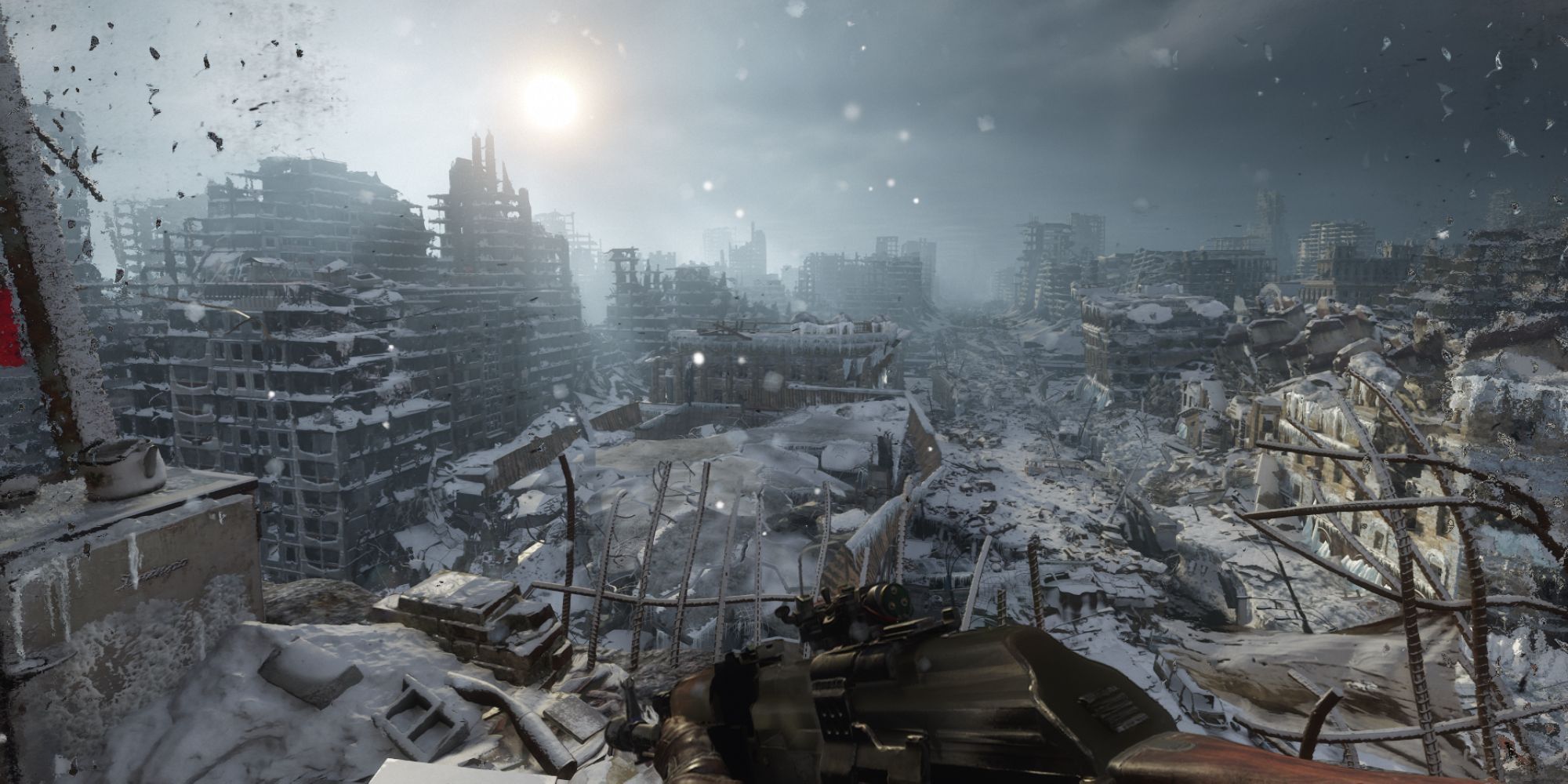 اسکرین شات از Metro: Exodus Enhanced Edition (2020) که در آن بازیکن در بالای یک ساختمان مرتفع نشسته است و به نمای پانوراما از یک شهر ویران شده، پوشیده از برف در یک محیط پسا آخرالزمانی نگاه می کند.