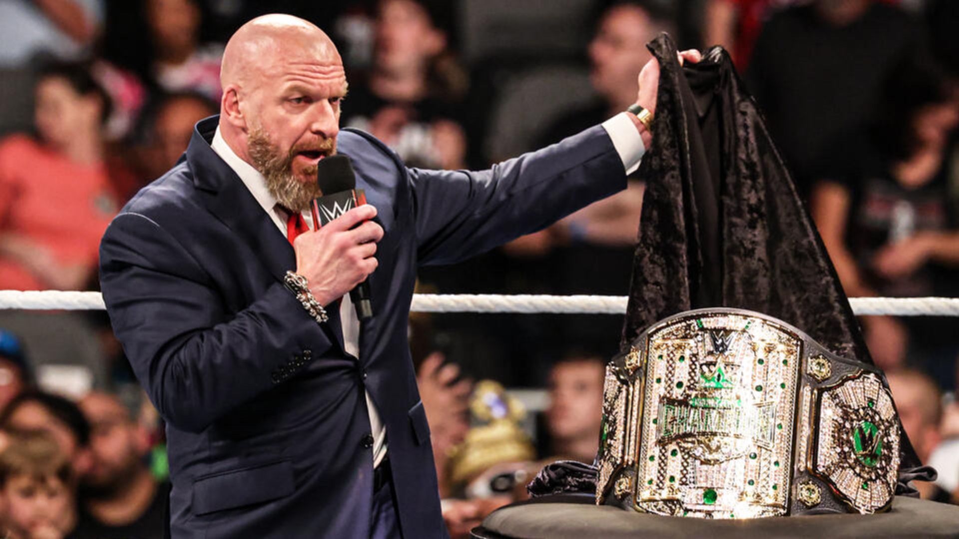 Triple H عنوان Crown Jewel را در دوشنبه شب راو نشان می دهد. 