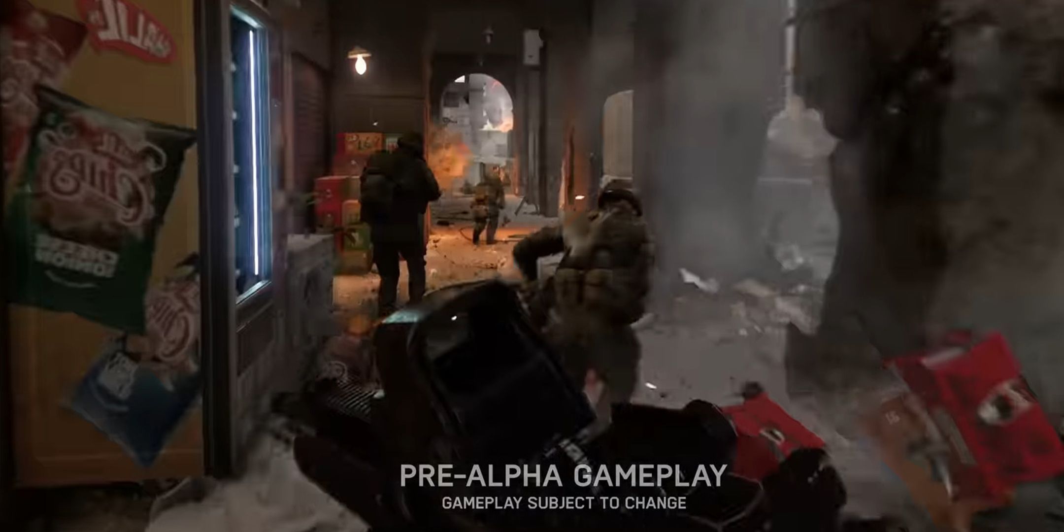 فیلم گیم پلی Battlefield 6 از سرباز که با اسلحه خود در حال حرکت به یک راهرو است.