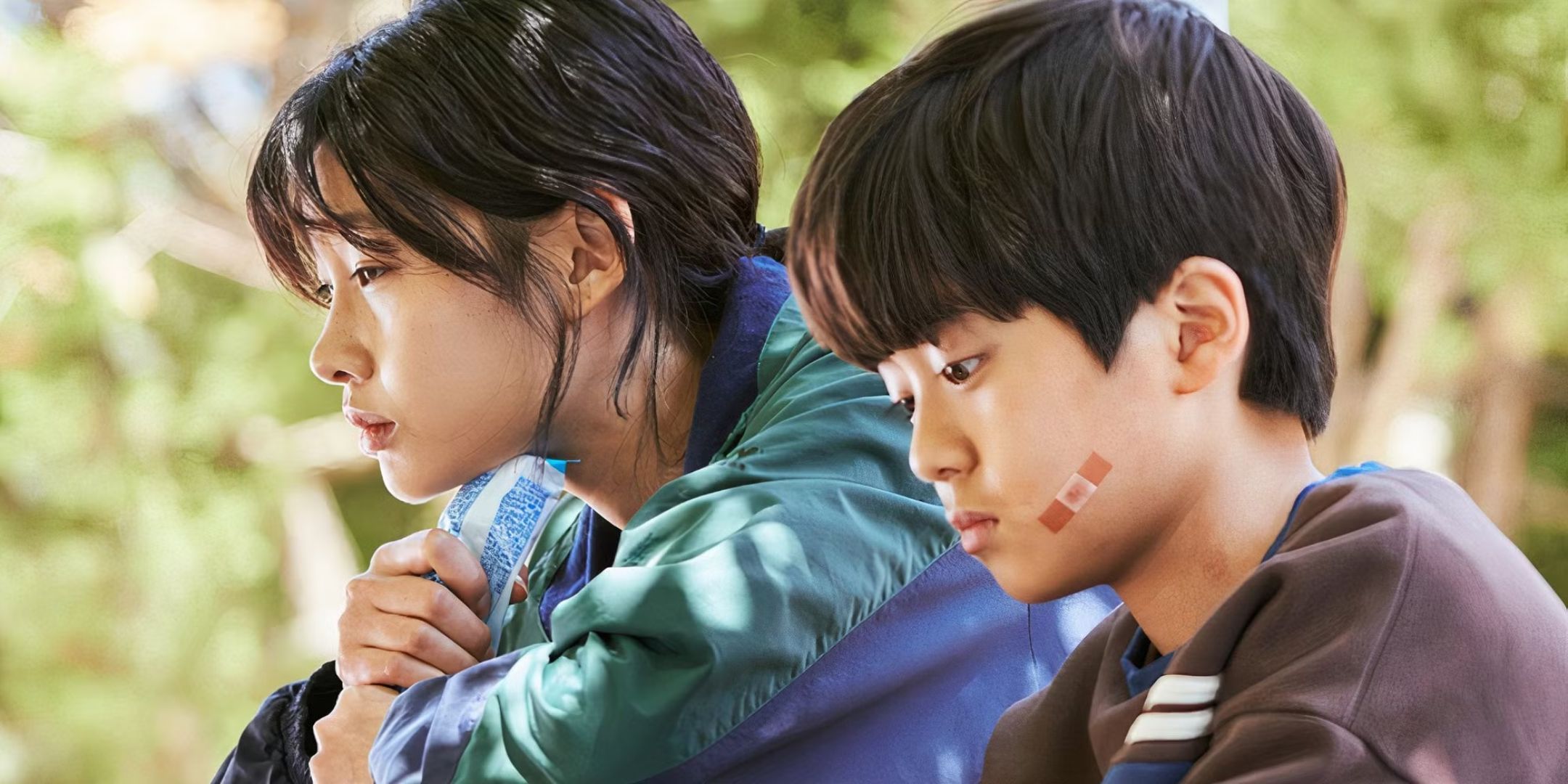 Kang Sae-Byok و Kang Cheol در بازی ماهی مرکب نشسته اند. 