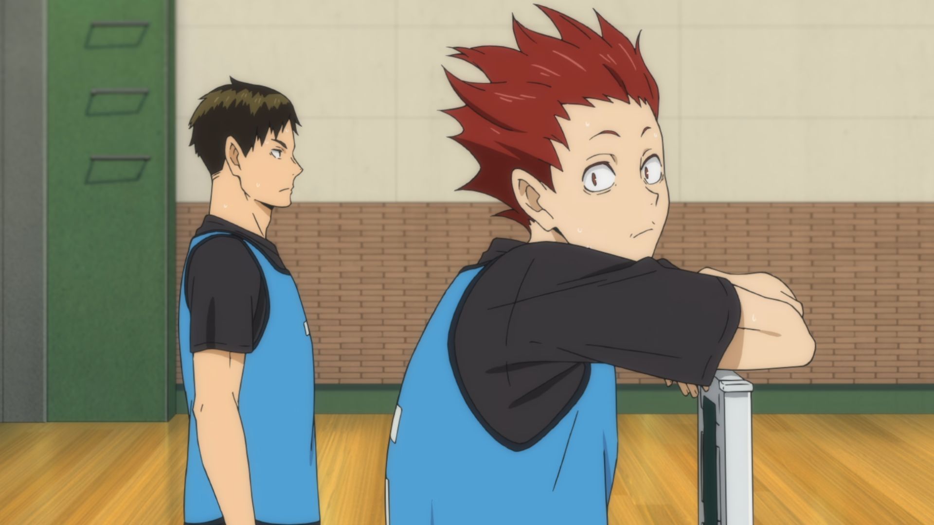 این تصویر نشان می دهد که Satori Tendo در کنار Ushijima Wakatoshi در آموزش لباس در Haikyu قرار دارد !!.