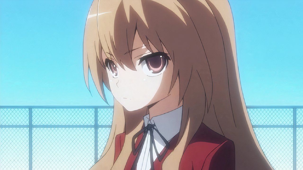 In Taiiga Tordora, the chain in the background looks angry with the link fence.