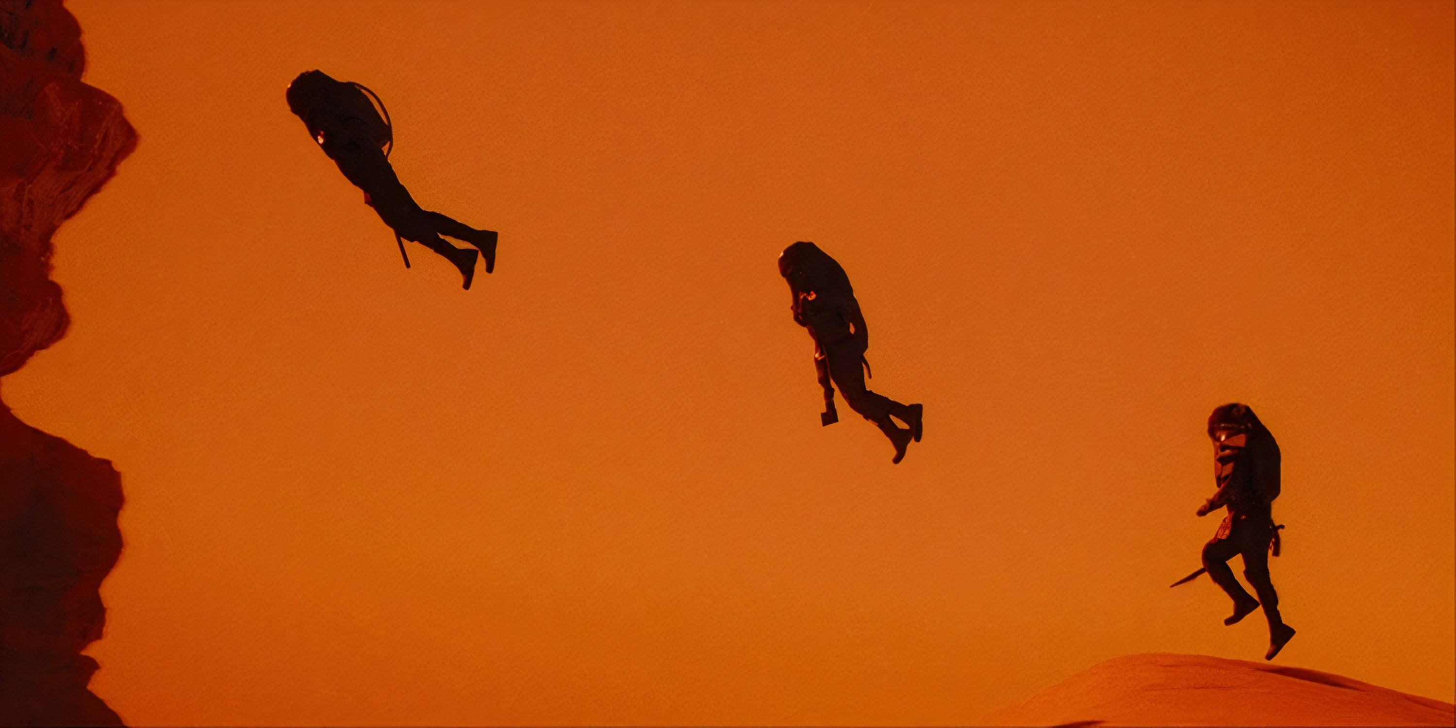 صحنه افتتاح قسمت Dune Part 2 با سربازان Harkonnen که قبل از آسمان نارنجی Arrakis روی Jetpacks شناور می شوند.