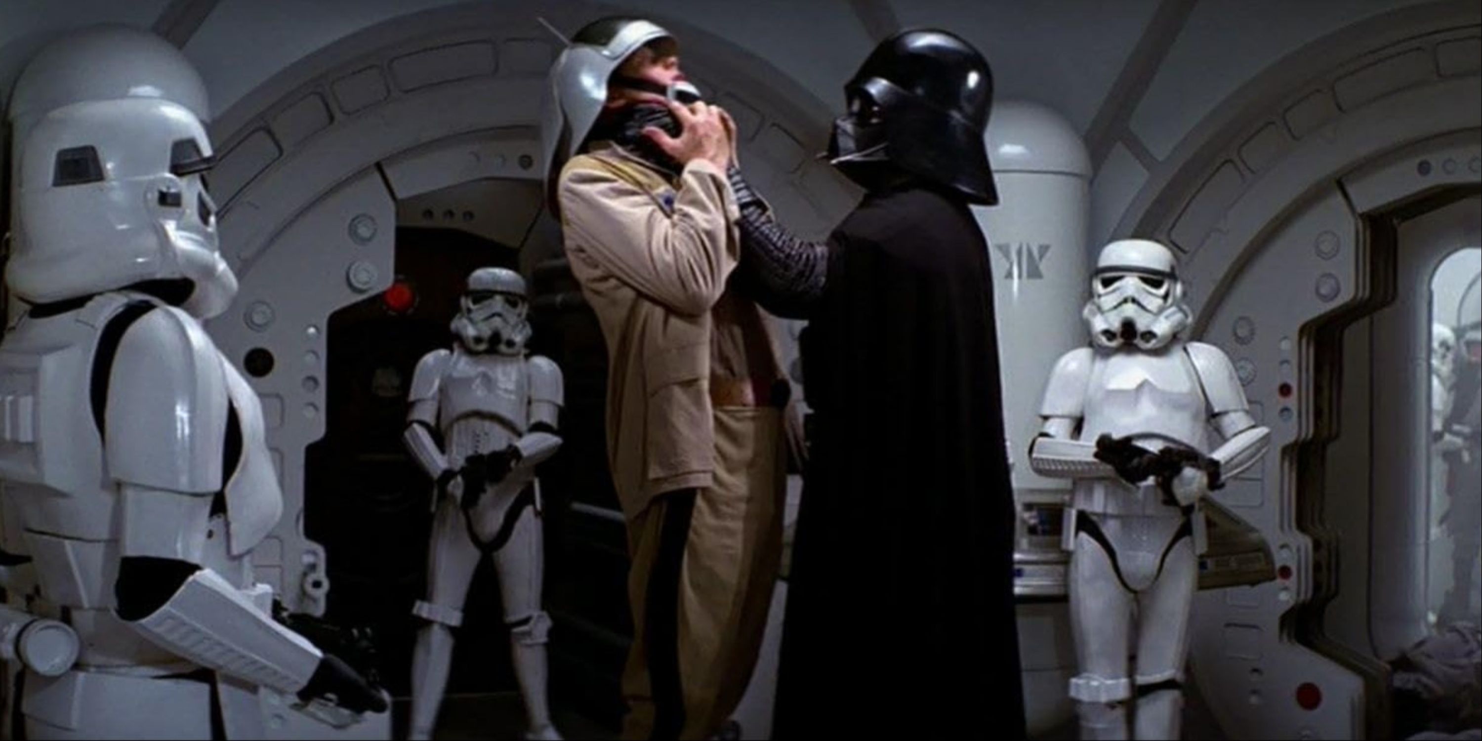 صحنه آغازین Star Wars A Hope New با حضور Darth Vader که یک سرباز شورشی را برای اطلاعات خفه می کند.