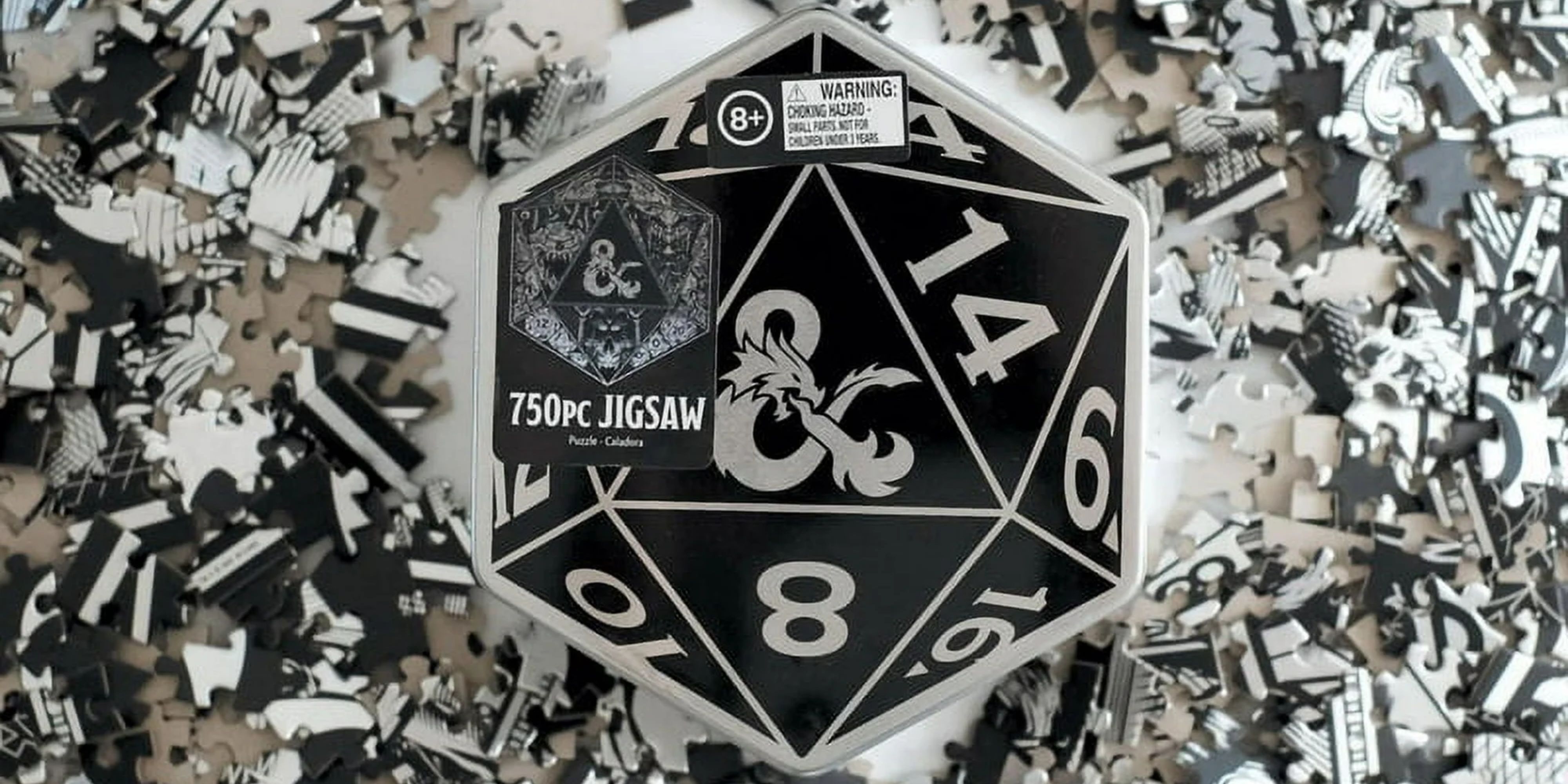 این پازل D&D D20 در یک قلع D20 جمع آوری شده است.