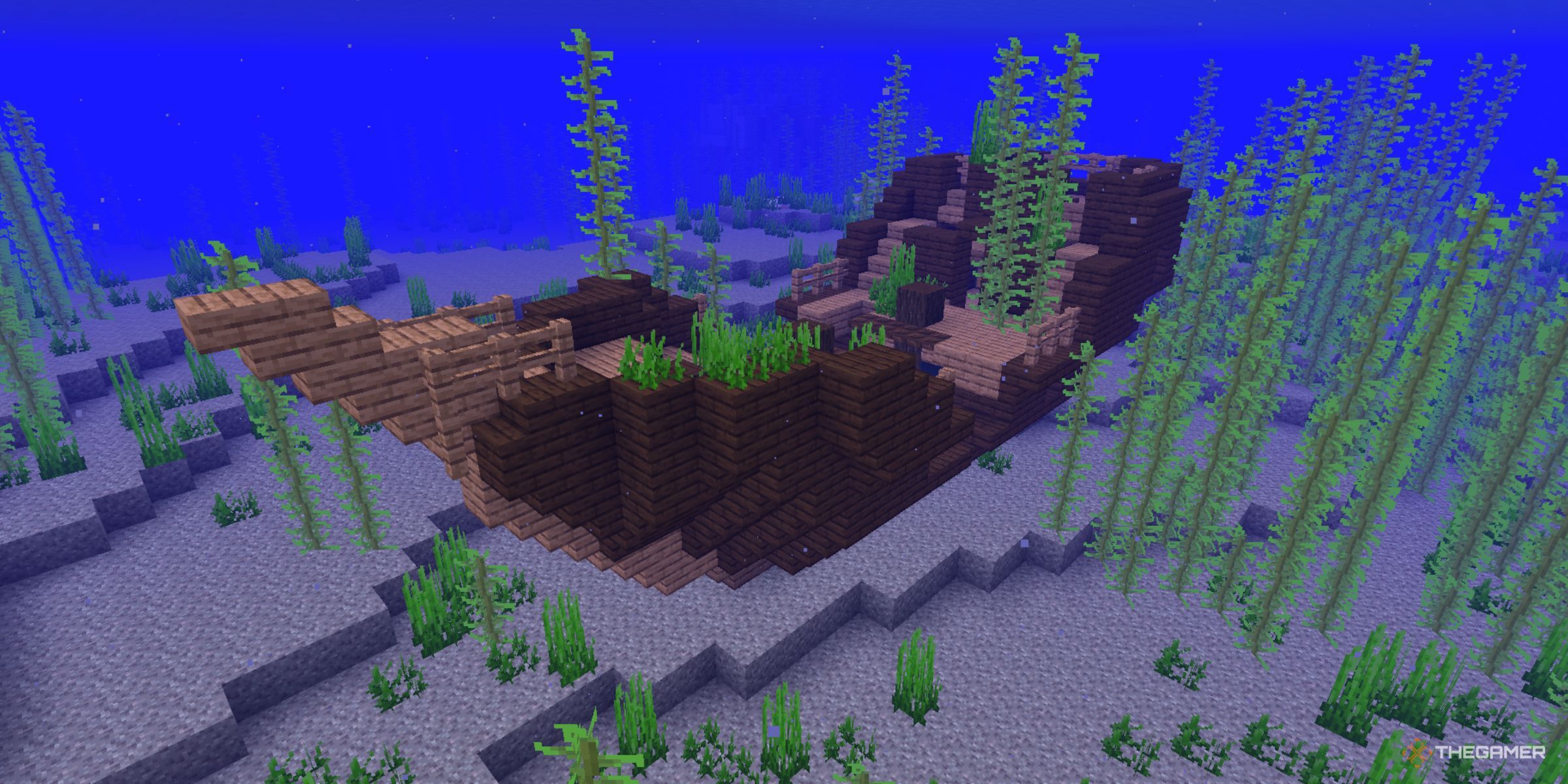 A Shipwreck Structure Covered In Kelp At The Bottom Of The Ocean In Minecraft.