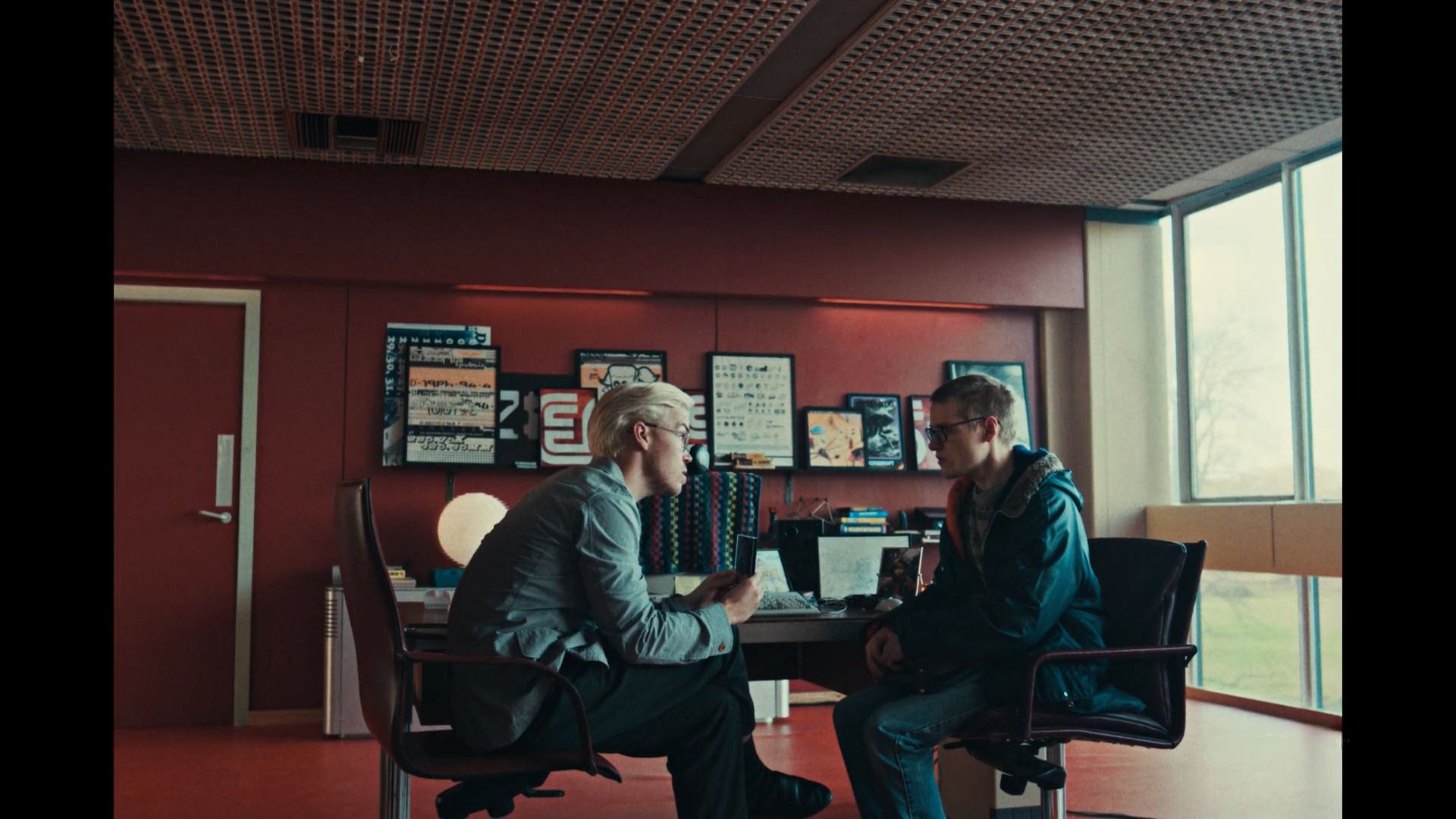 Colin Talking To Cameron In &lsquo;Plaything&rsquo; From Black Mirror.