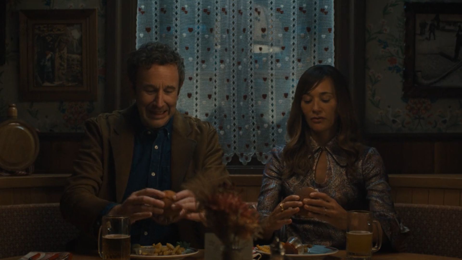 Mike And Amanda Eating A Burger In &lsquo;Common People&rsquo; From Black Mirror.