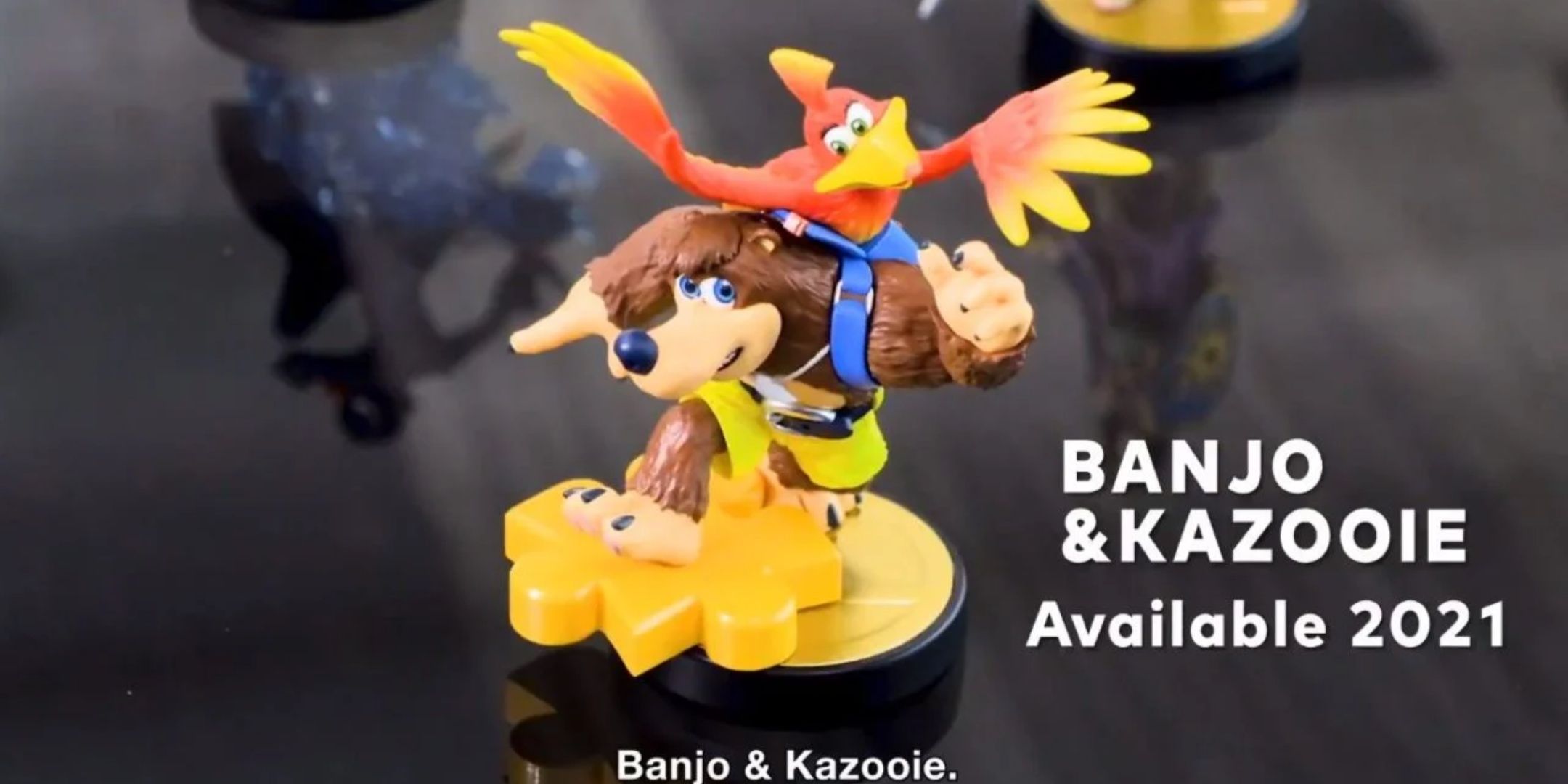 Banjo och Kazooie Amiibo på ett träbord.