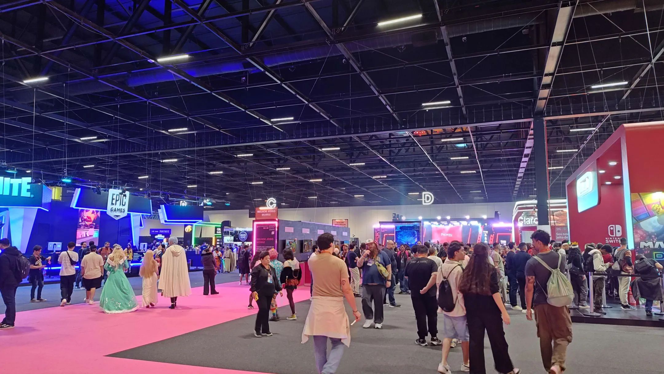 محلی که با افراد در Gamescom Latam 2025 همراه است.